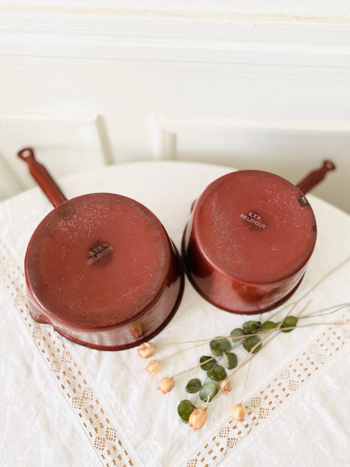 5 Casseroles avec bec verseur fonte émaillée Marron