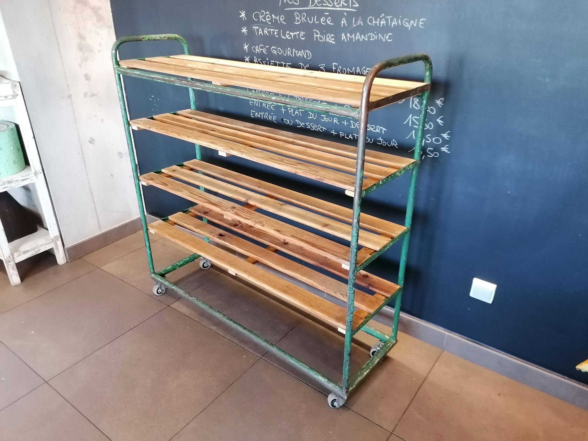 Étagère en acier et en bois sur roulettes