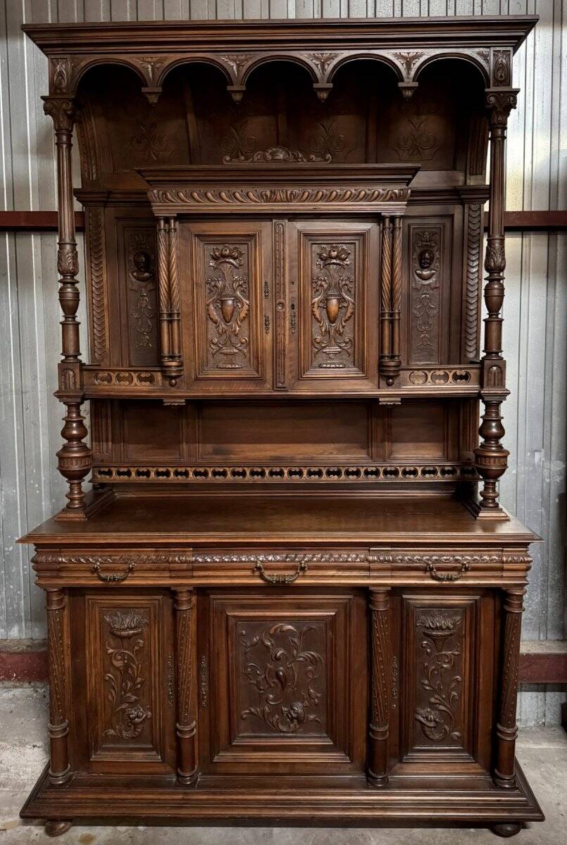 Important walnut buffet style Renaissance
