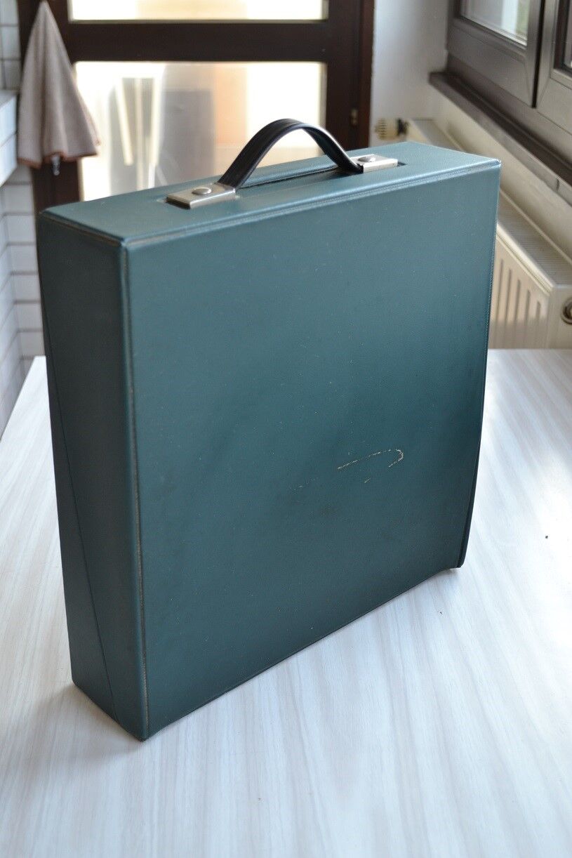 Typewriter portable olivetti lettera 32