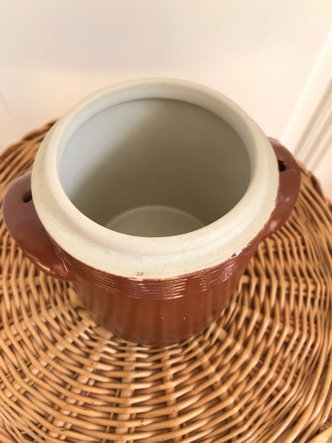 Stoneware pot with lid