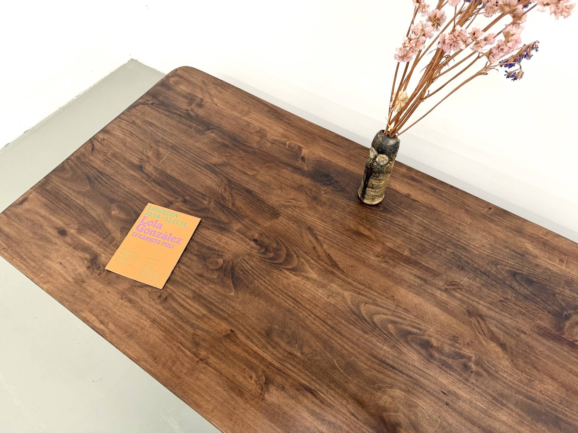 Modernist coffee table in solid elm, cylindrical pine base, 1970s.