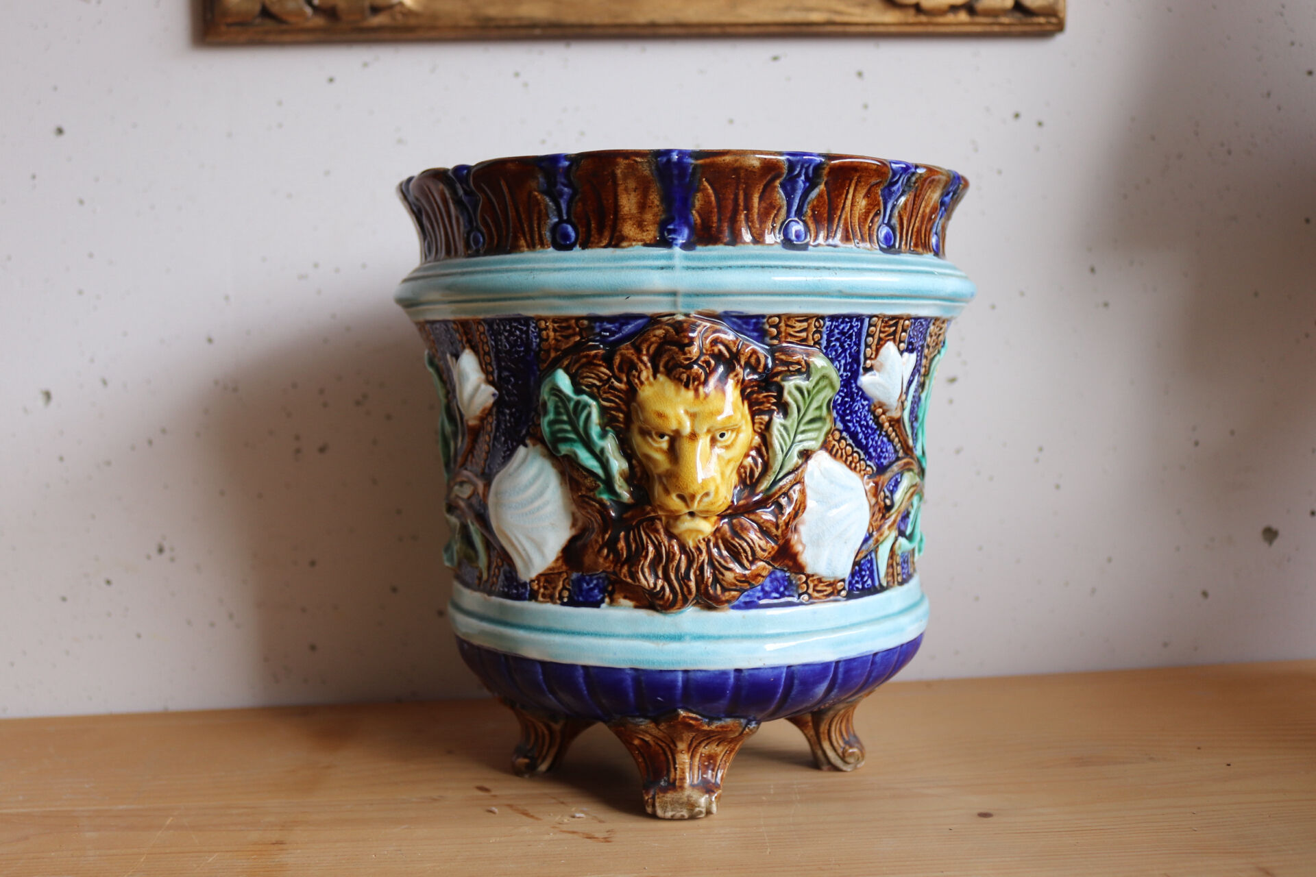 Cache-pot ancien en barbotine à décor de lions