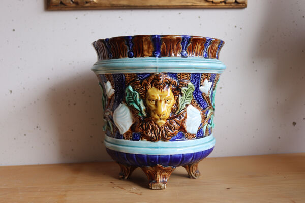 Cache-pot ancien en barbotine à décor de lions