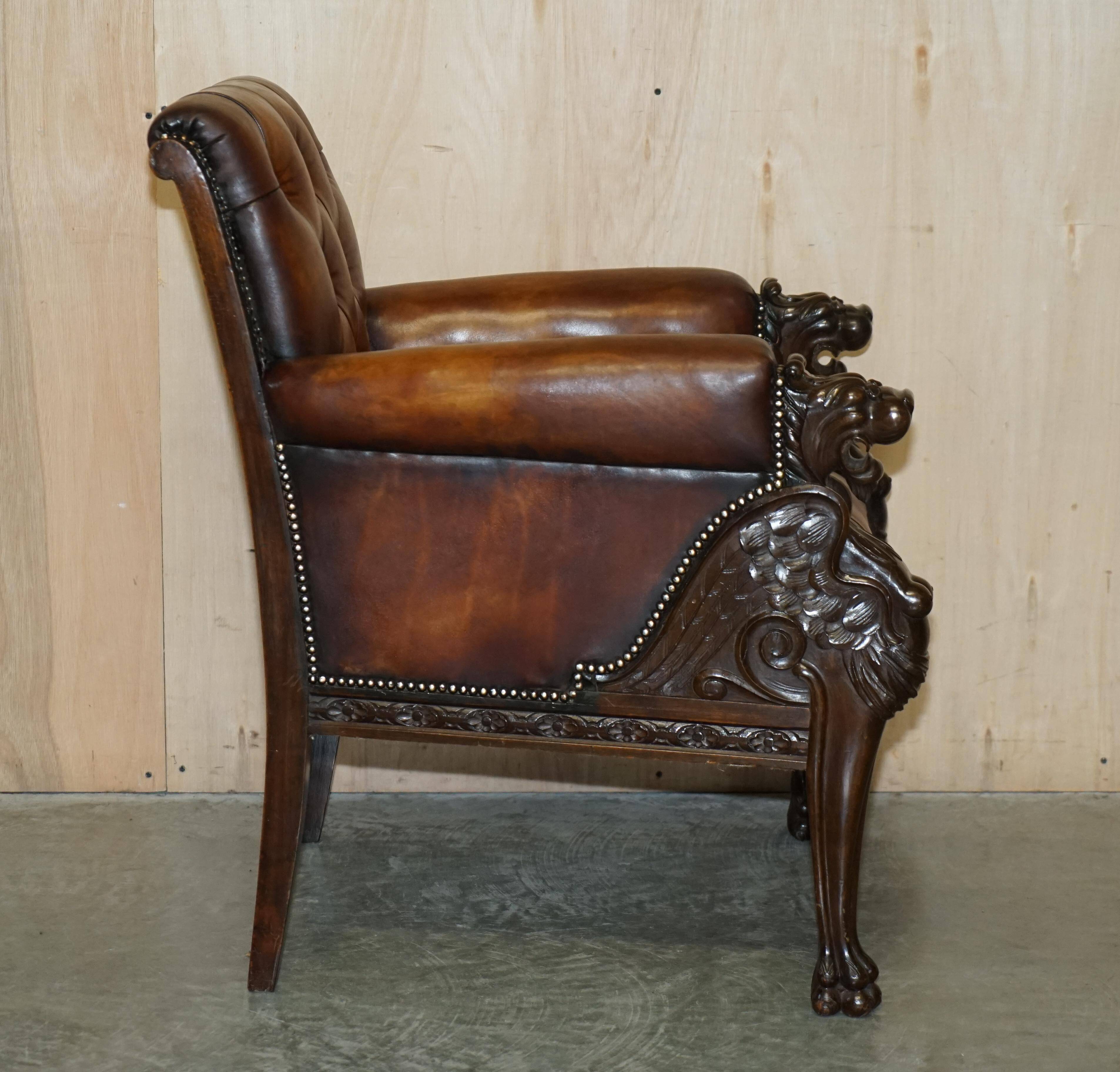 Ensemble Chesterfield cuir avec lion sculpté à la main restauré