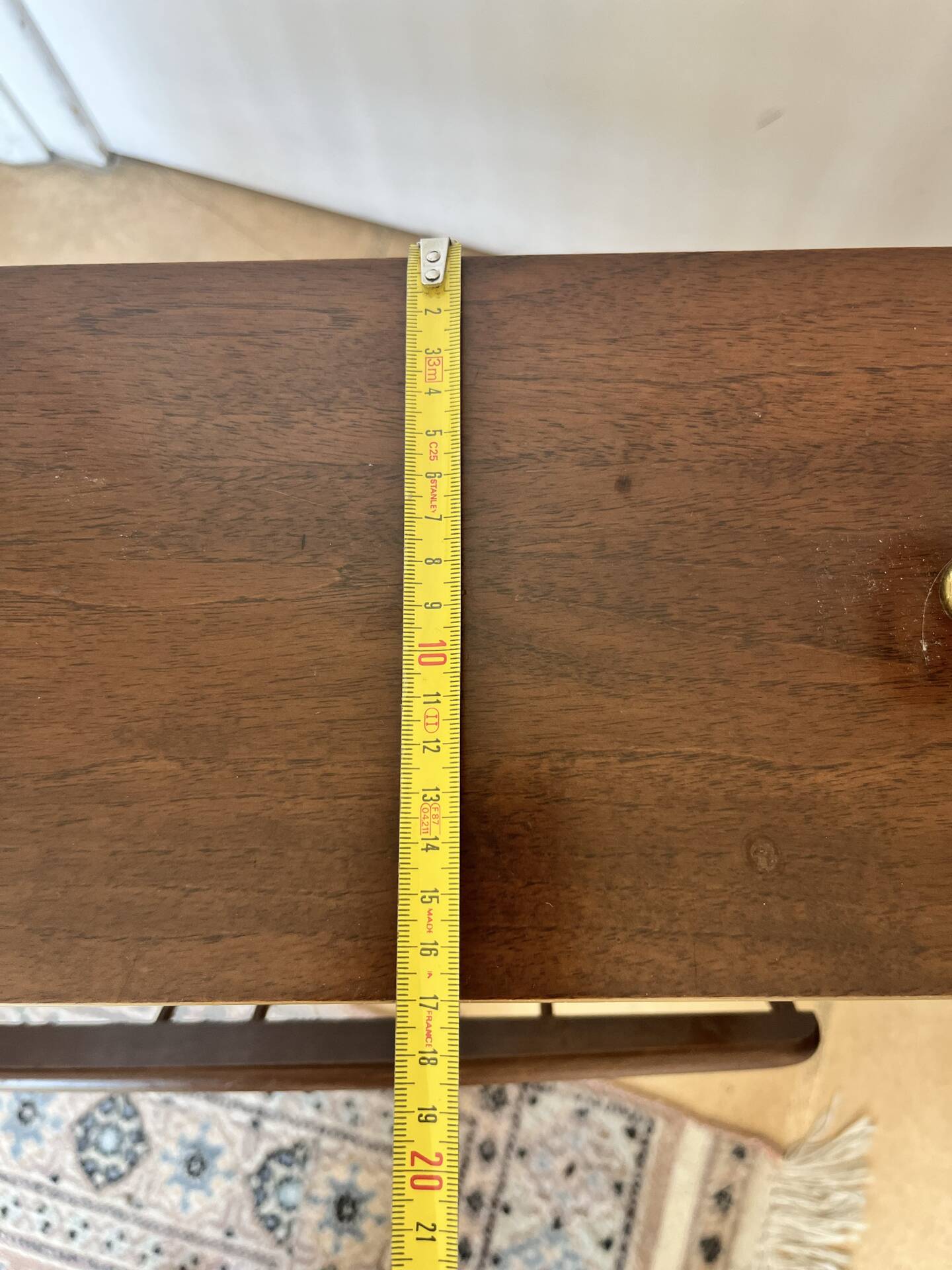 Folding magazine rack with shelf