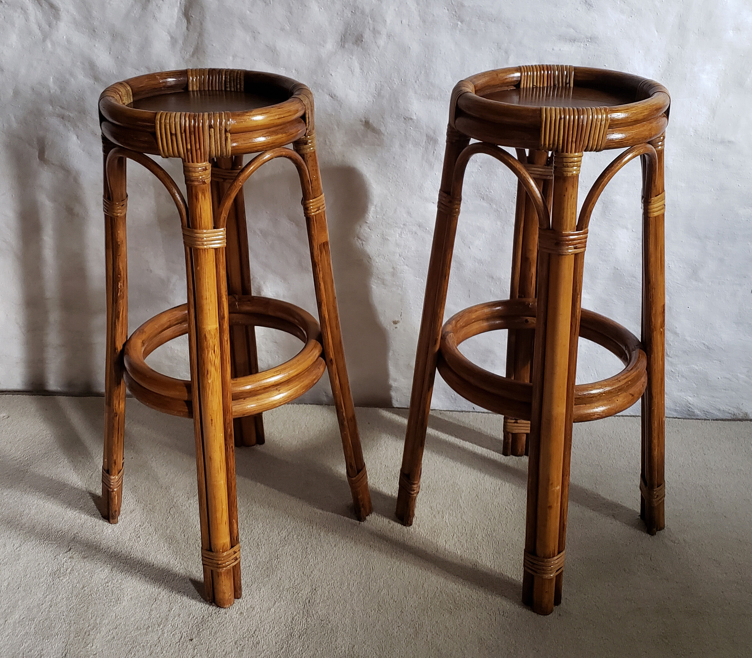 Bamboo bar and its 2 stools