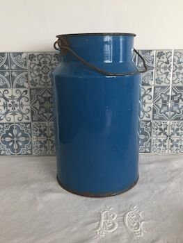 Enamelled blue pot