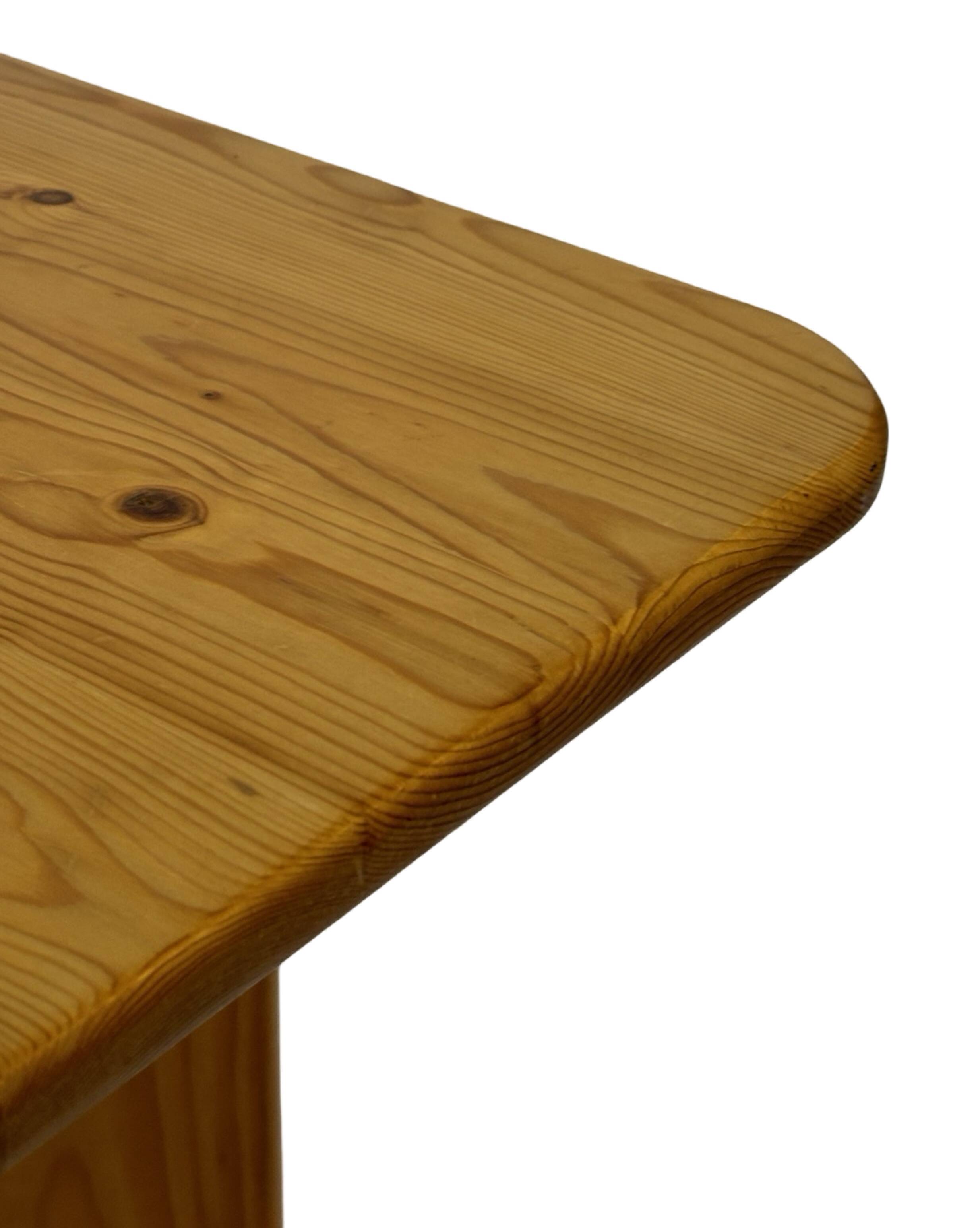 Table basse / table d'appoint vintage en pin au design organique minimaliste