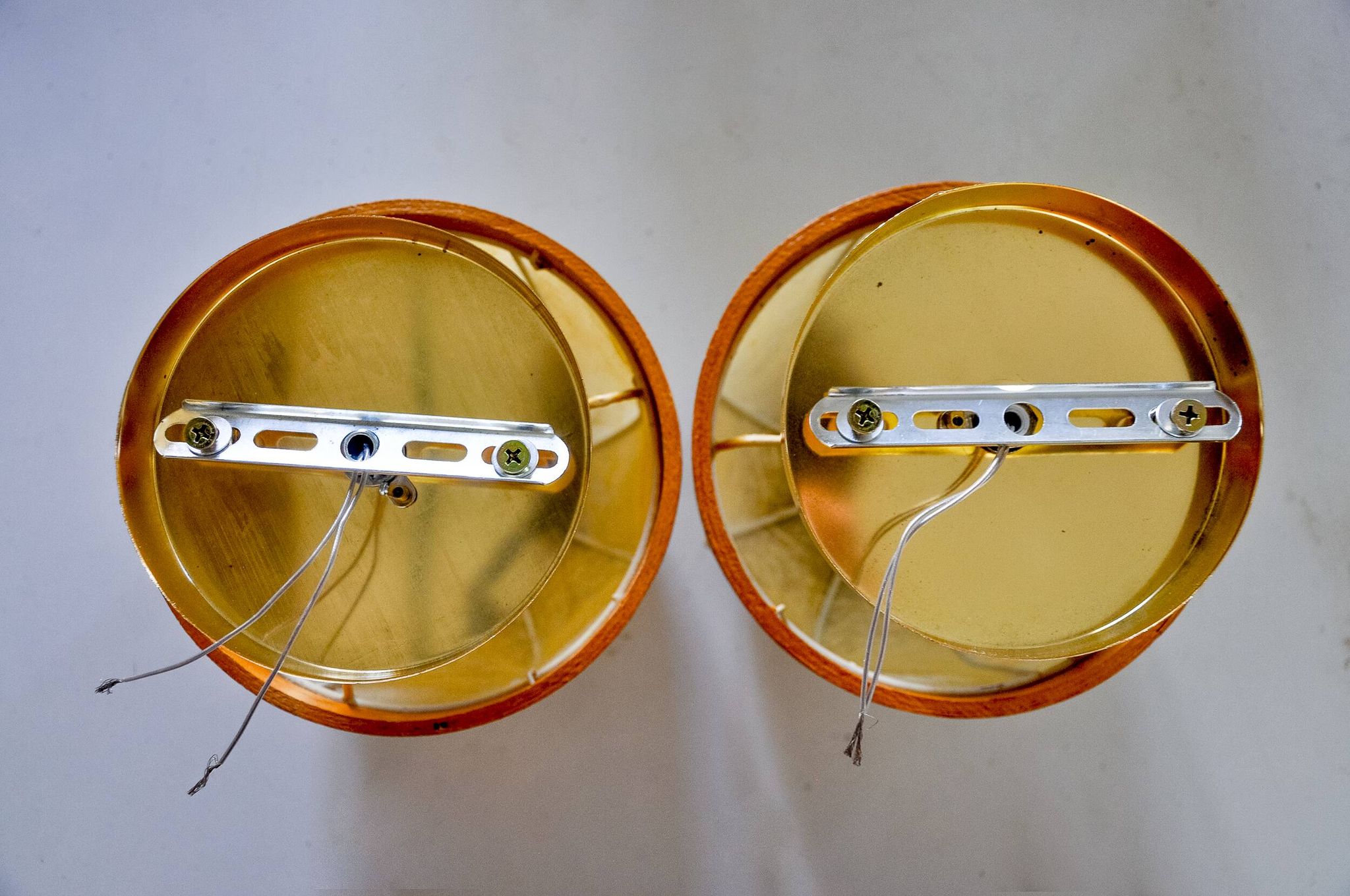 Pair of "cocoon" wall lights, resin and pine, Italy, 1970