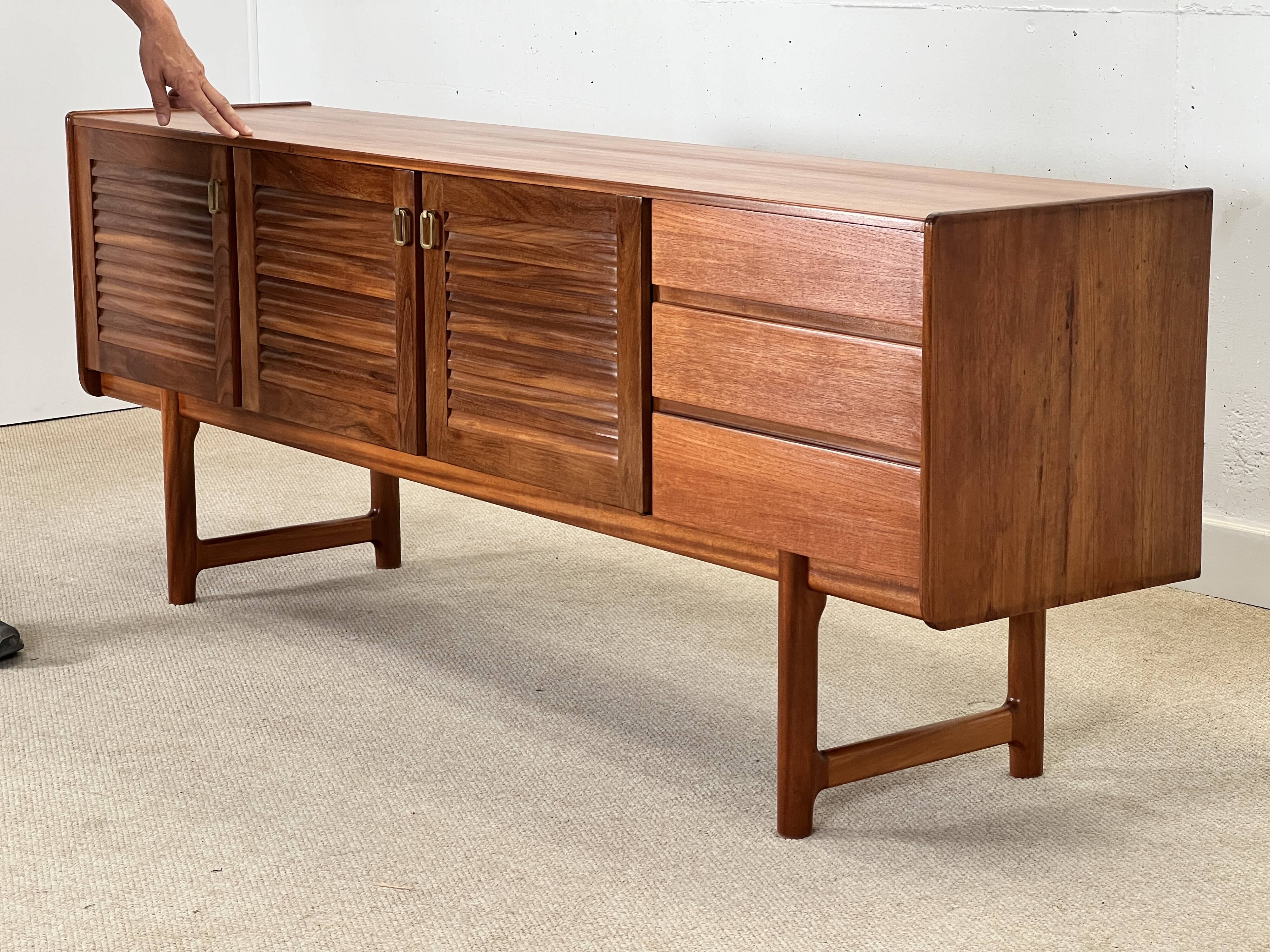 Buffet Mcintosh en noyer.
