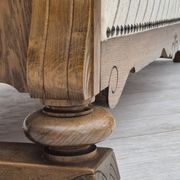 Années 1950, design scandinave, fauteuil retapissé, tissu blanc/gris clair, bois de chêne.