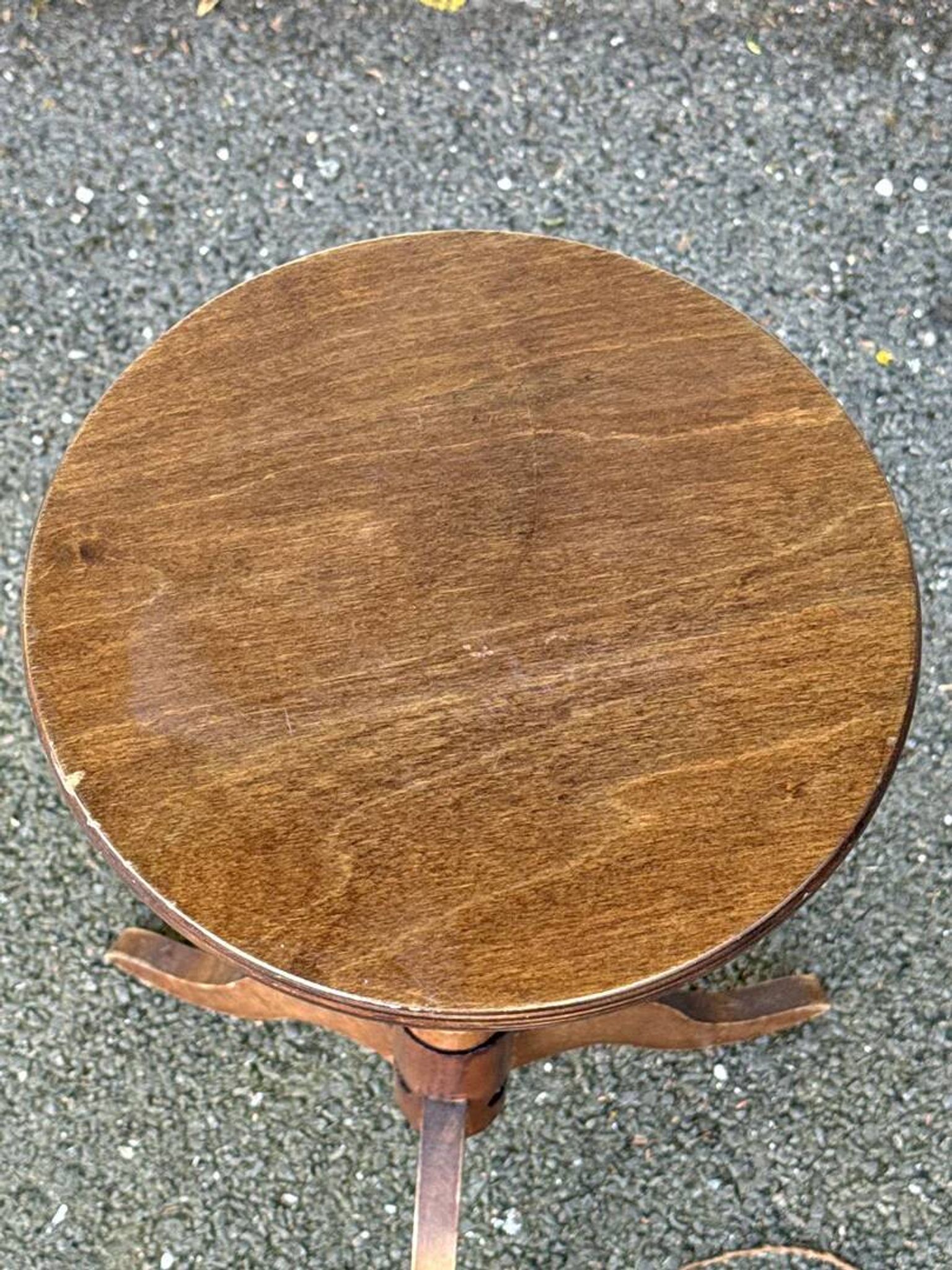 Wooden stool – Vintage – Ornaments – Tripod leg
