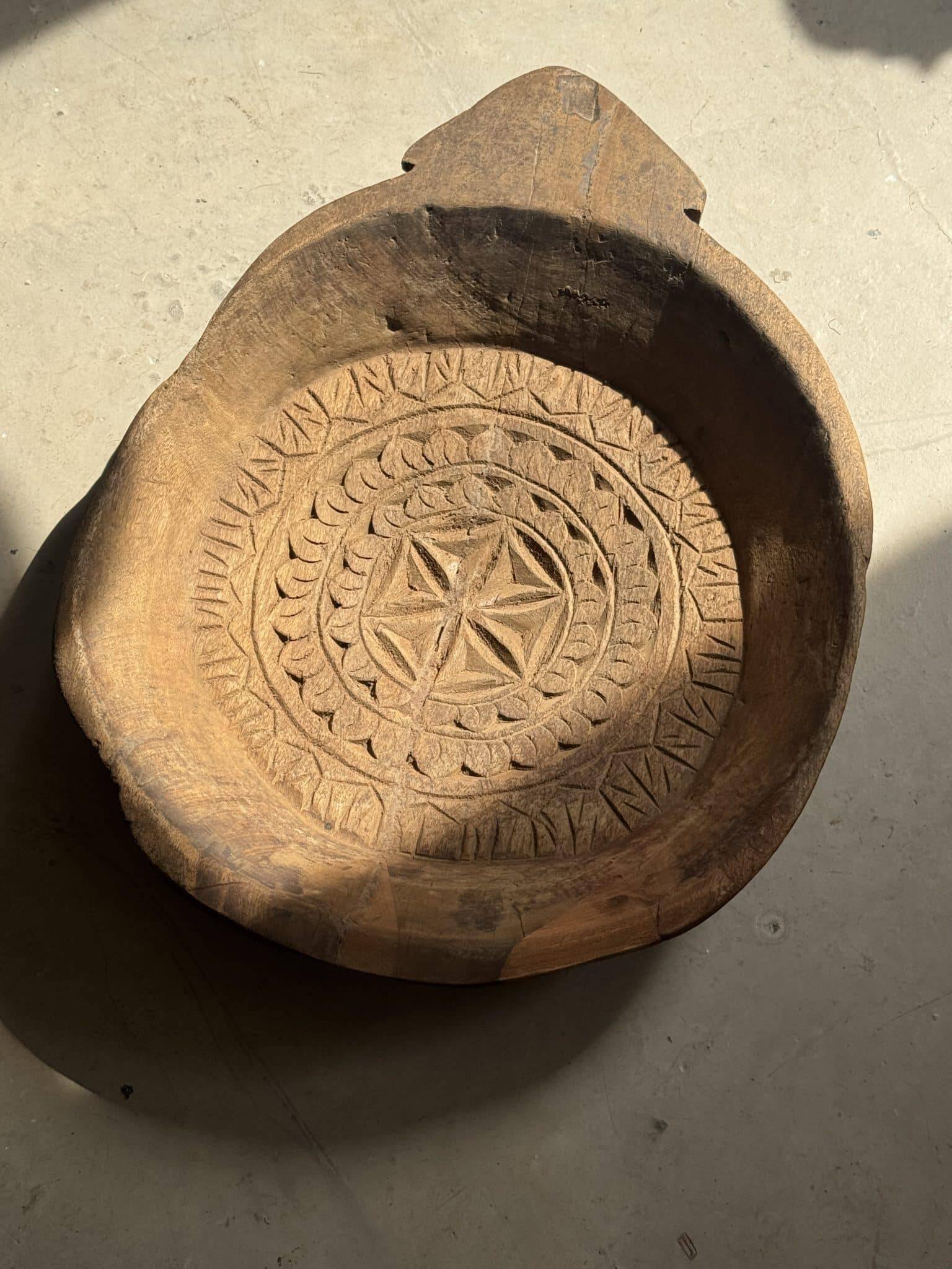 Ancient Indian plateau carved from solid wood "Rosette"