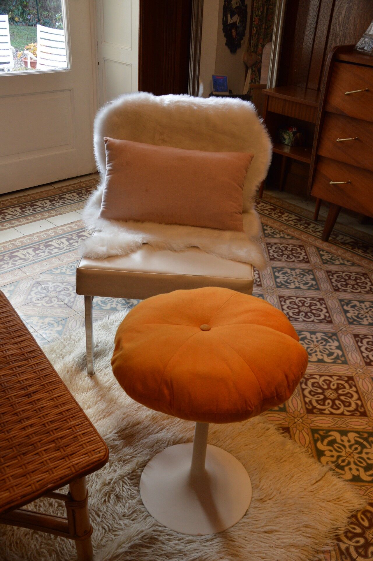Tulip foot stool