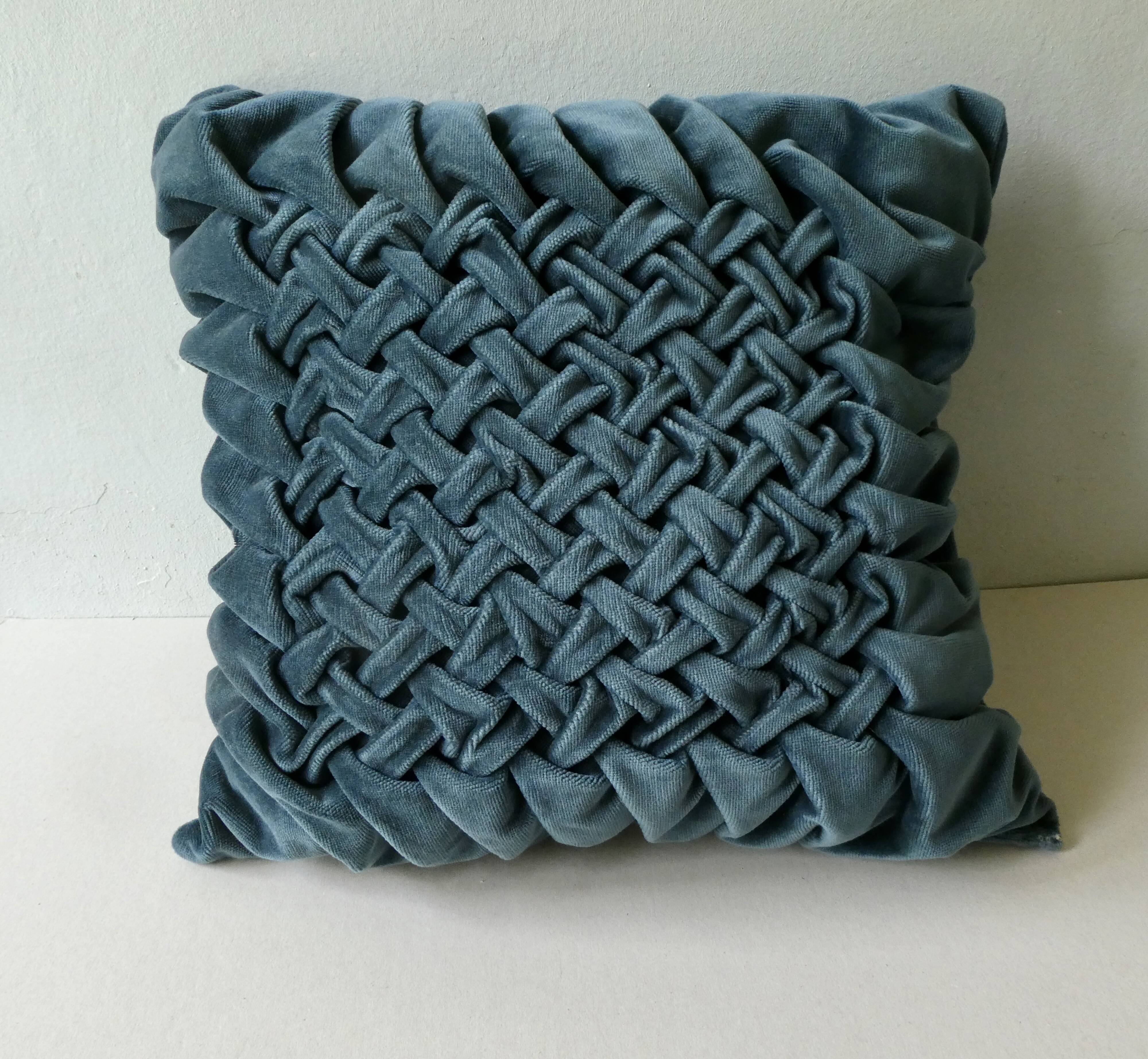 Paire de coussins anciens, en velours bleu canard, effet plissé