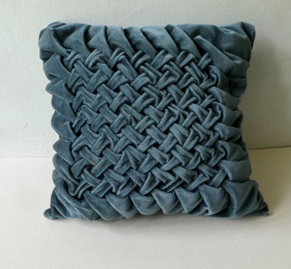 Paire de coussins anciens, en velours bleu canard, effet plissé