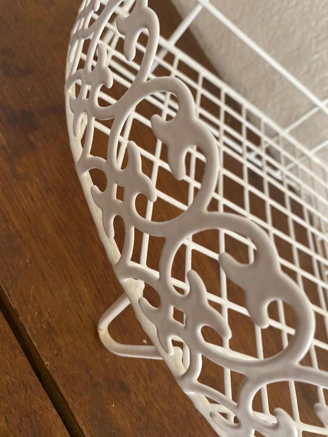 Corner shelf in openwork metal