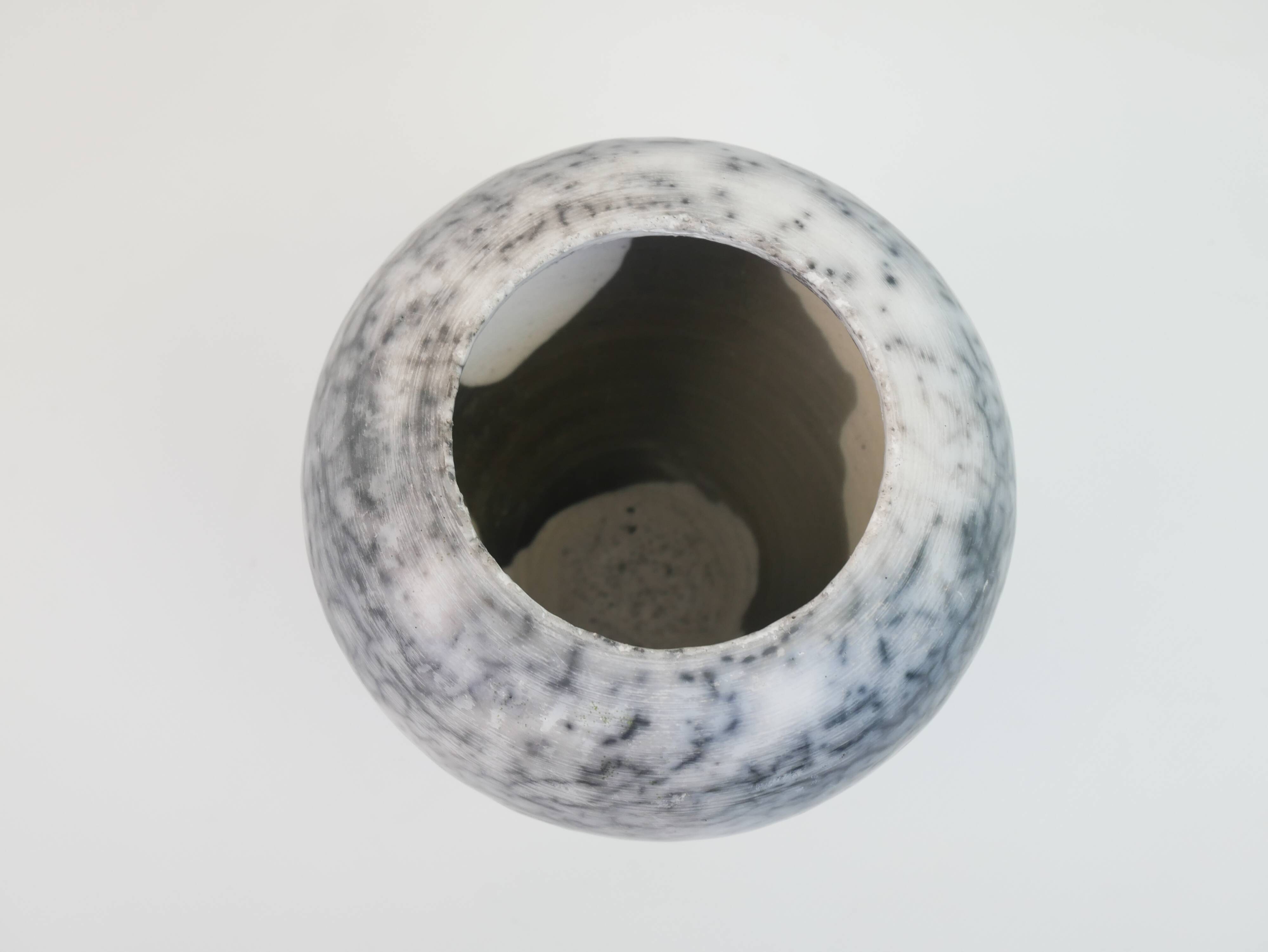 Vase en céramique gris et blanc