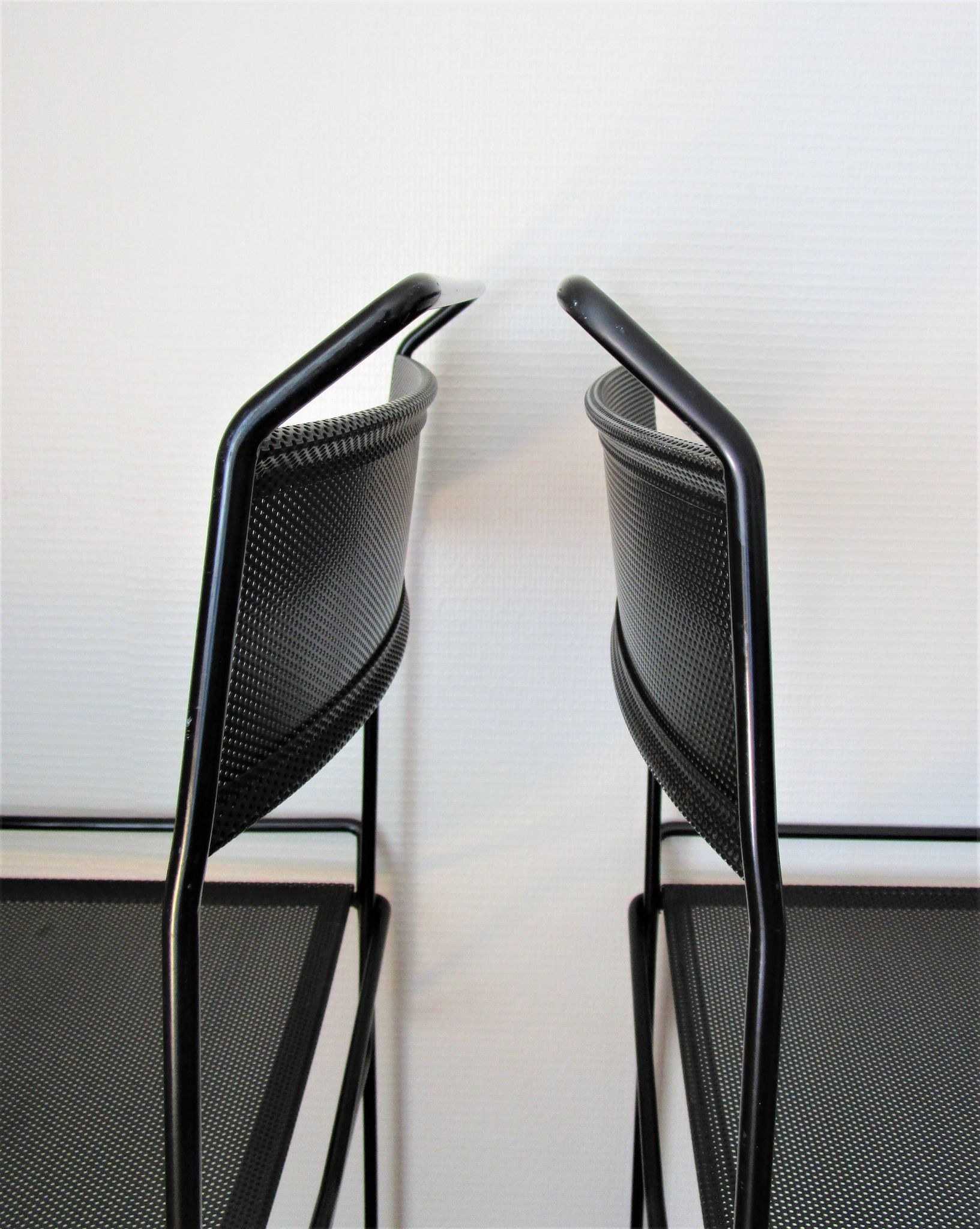 Paire de chaises acier métal perforé design années 80
