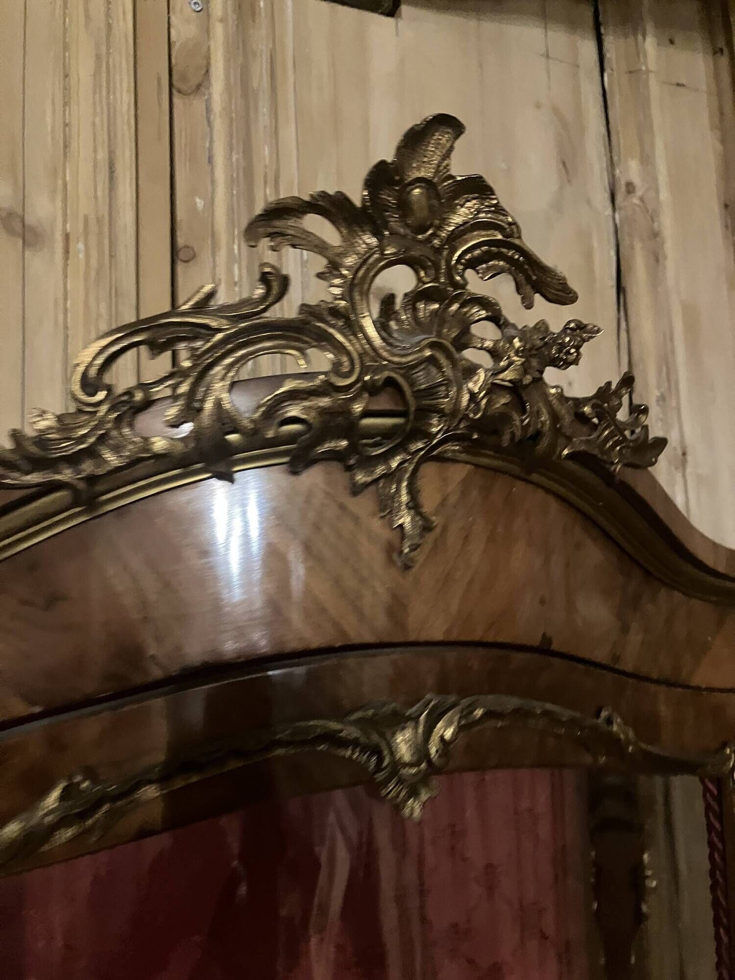 Display cabinet in Louis XV style from the late 19th century in painted wood.