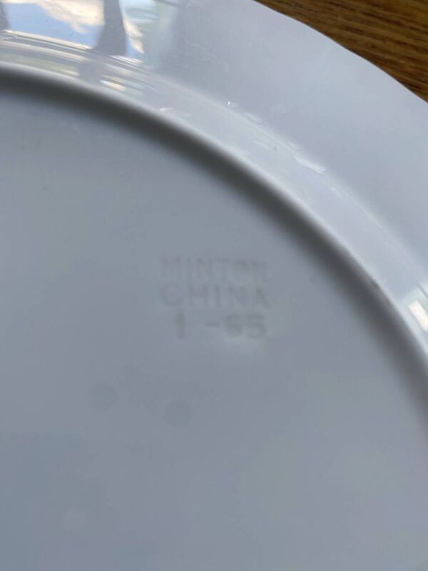 7 assiettes en porcelaine de Chine Minton
