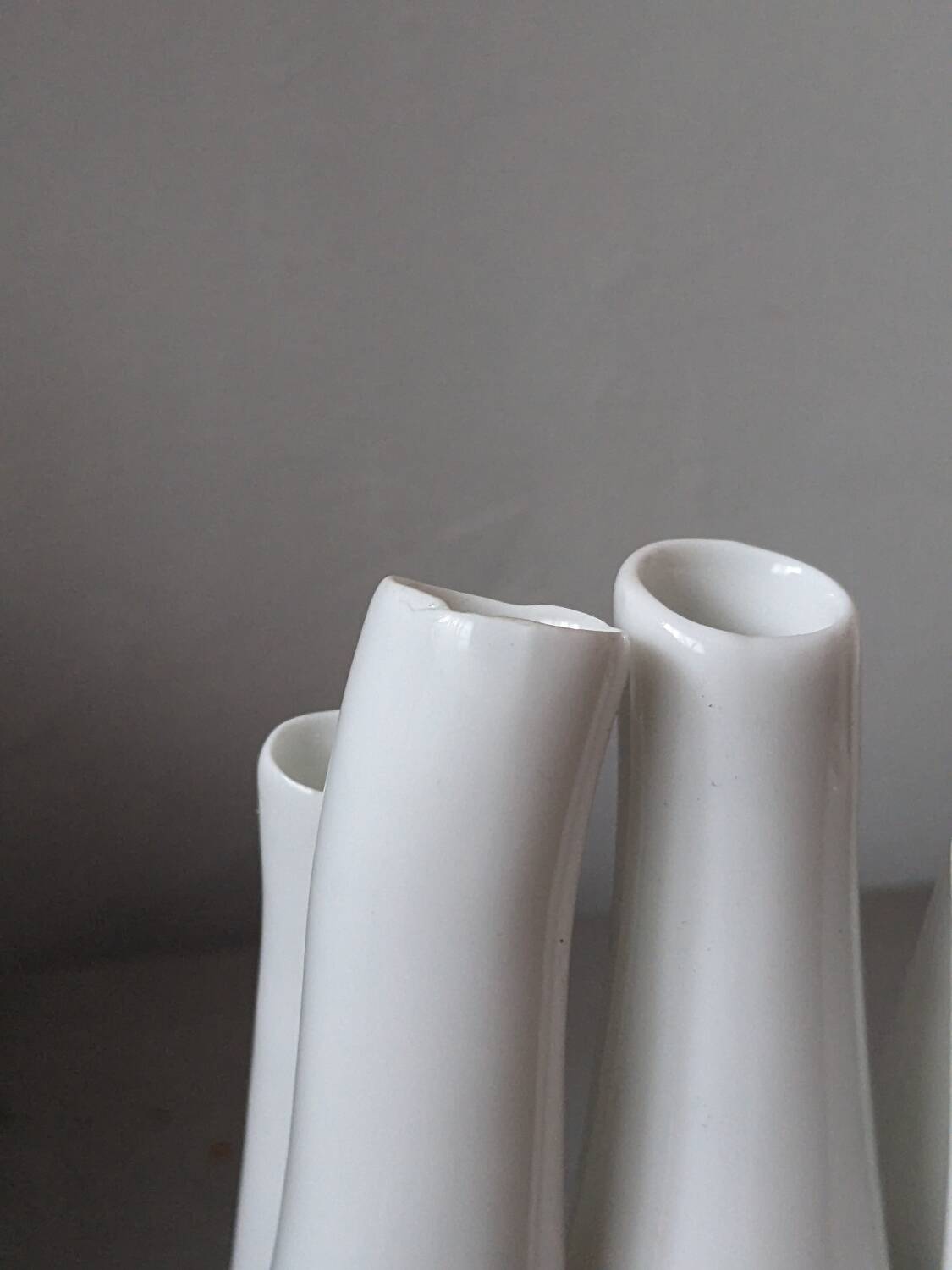 set of decorative vases composed of 11 white ceramic soliflores, evoking the delicate appearance of coral. In good general condition, despite some chips. Dimensions: 29.5 * 5.2 * 11.5 cm.