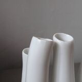 set of decorative vases composed of 11 white ceramic soliflores, evoking the delicate appearance of coral. In good general condition, despite some chips. Dimensions: 29.5 * 5.2 * 11.5 cm.