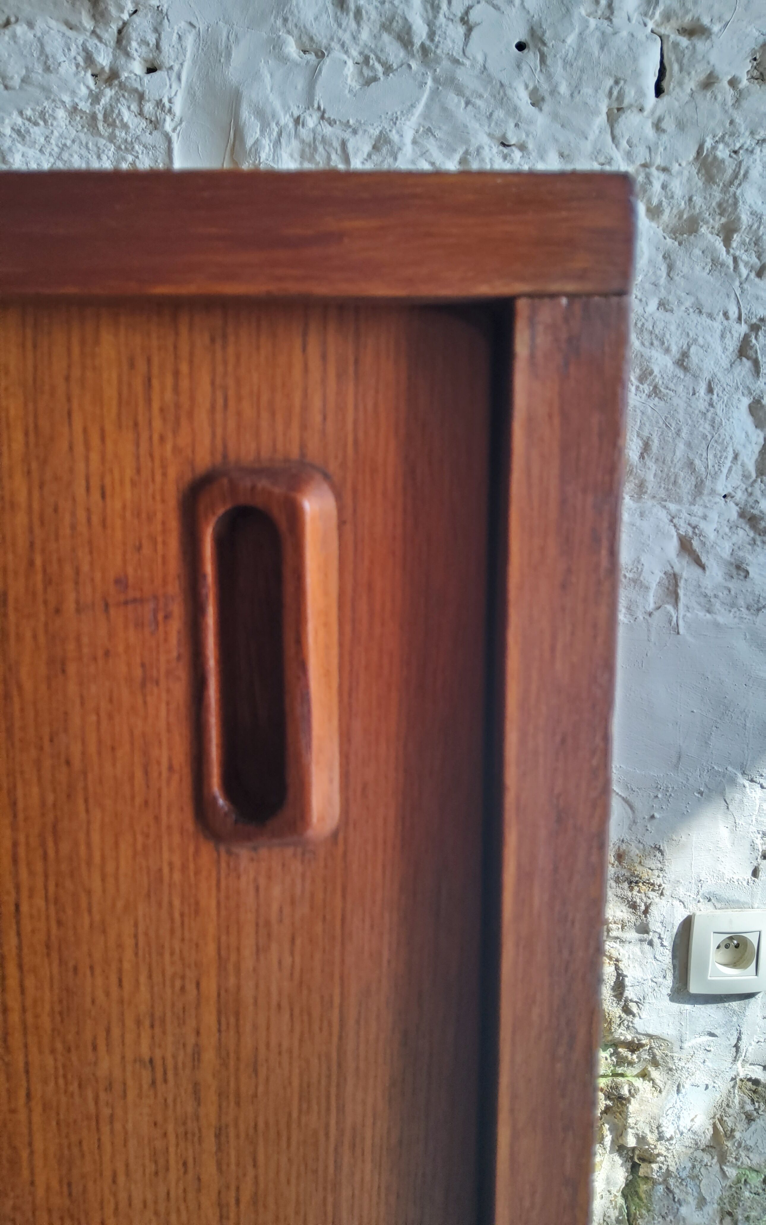 Vintage row with sliding doors and ceramic decoration