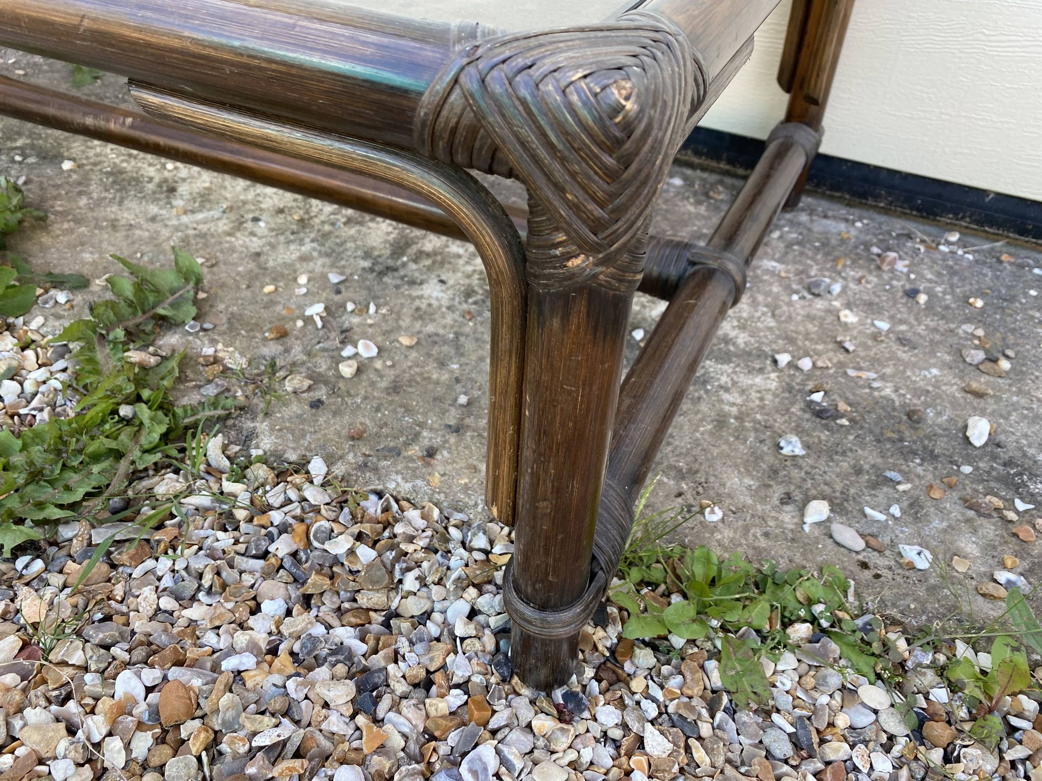 Table basse rotin et verre vintage