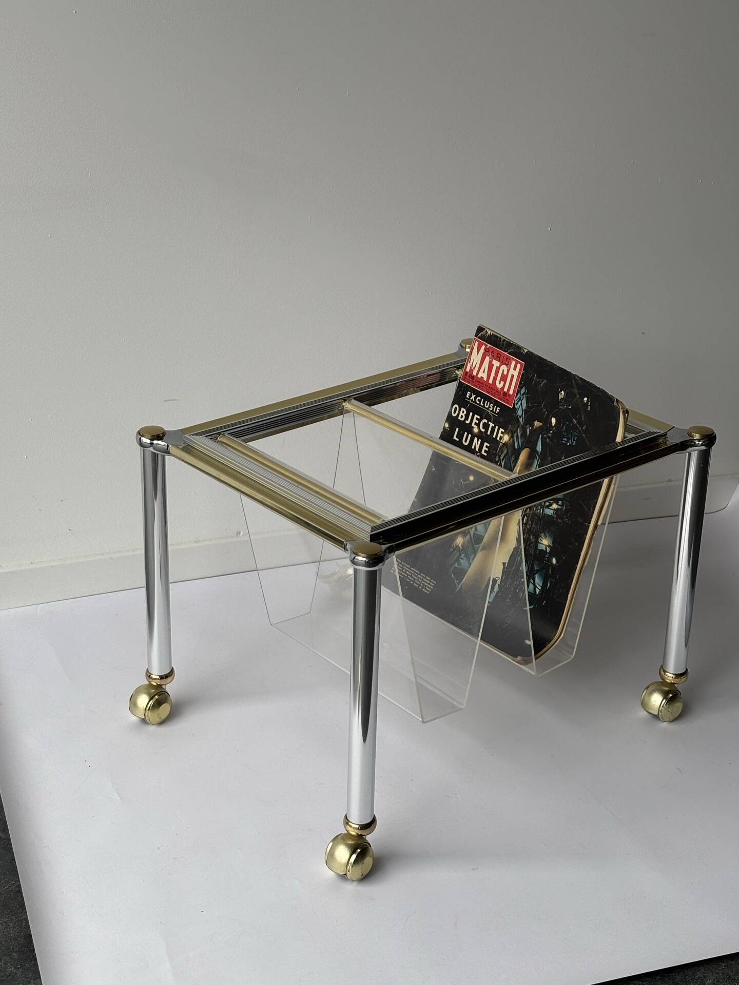 Magazine rack in Plexiglas and gold and chrome metal, 1970