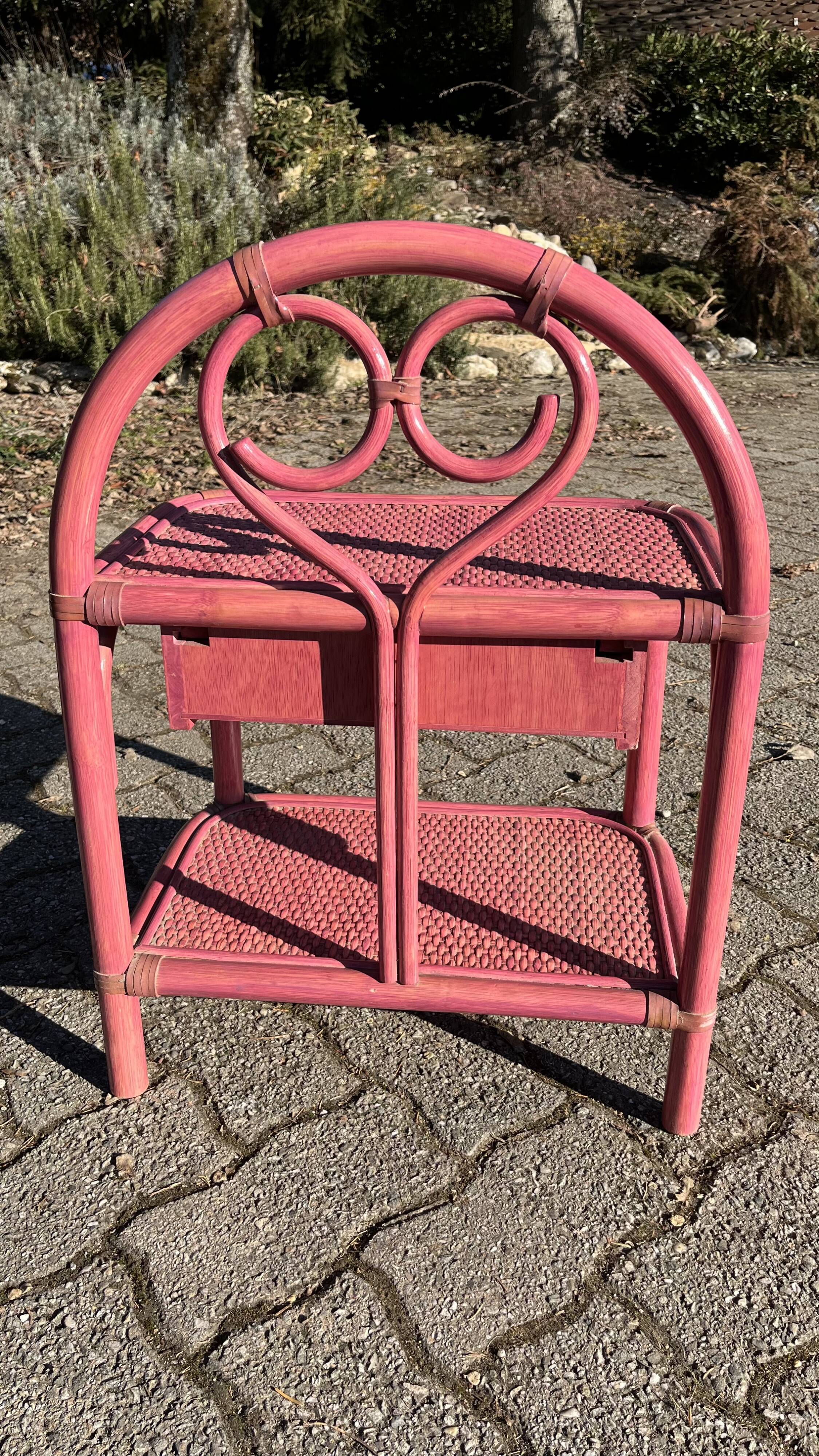 Chevet en rotin rose