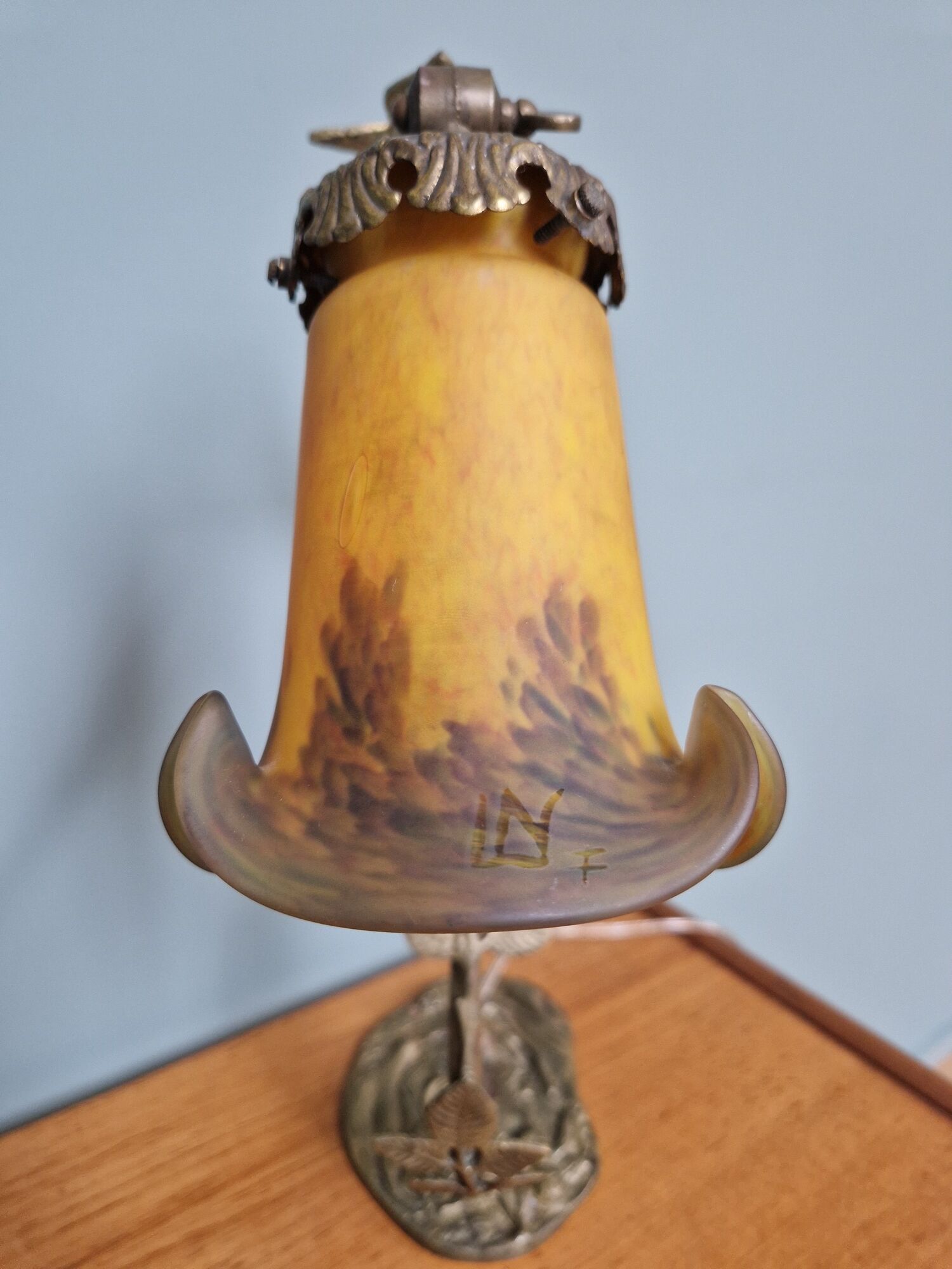 Art Nouveau lamp in bronze with a tulip signed LN (Lunéville)