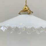 Paire de suspensions en opaline blanche