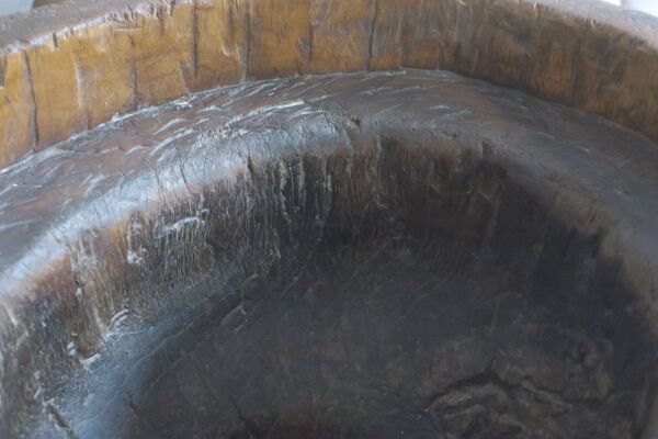 Table basse antique en mortier sculpté à la main avec plateau circulaire en verre