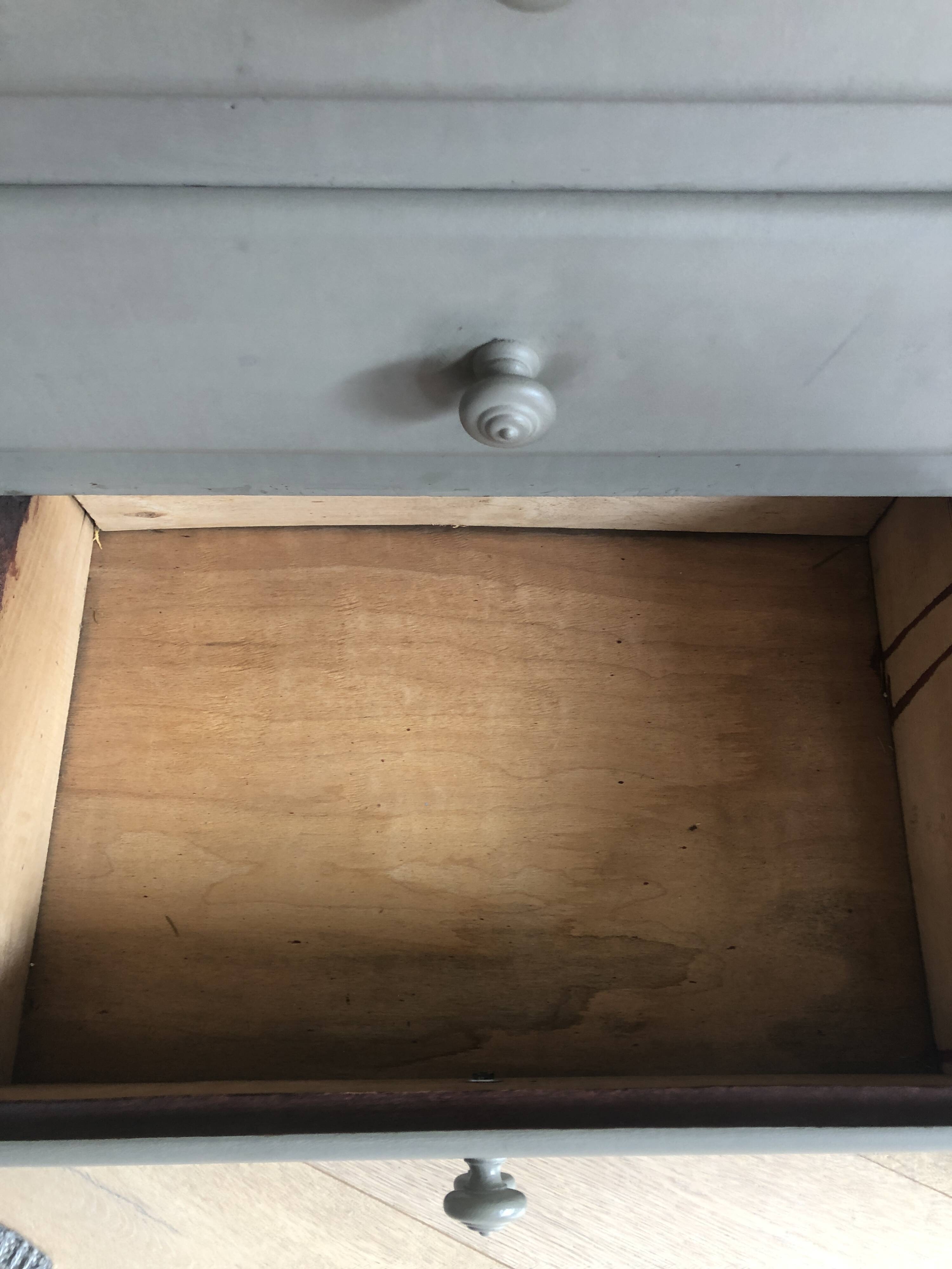 Vintage chest of drawers in painted wood
