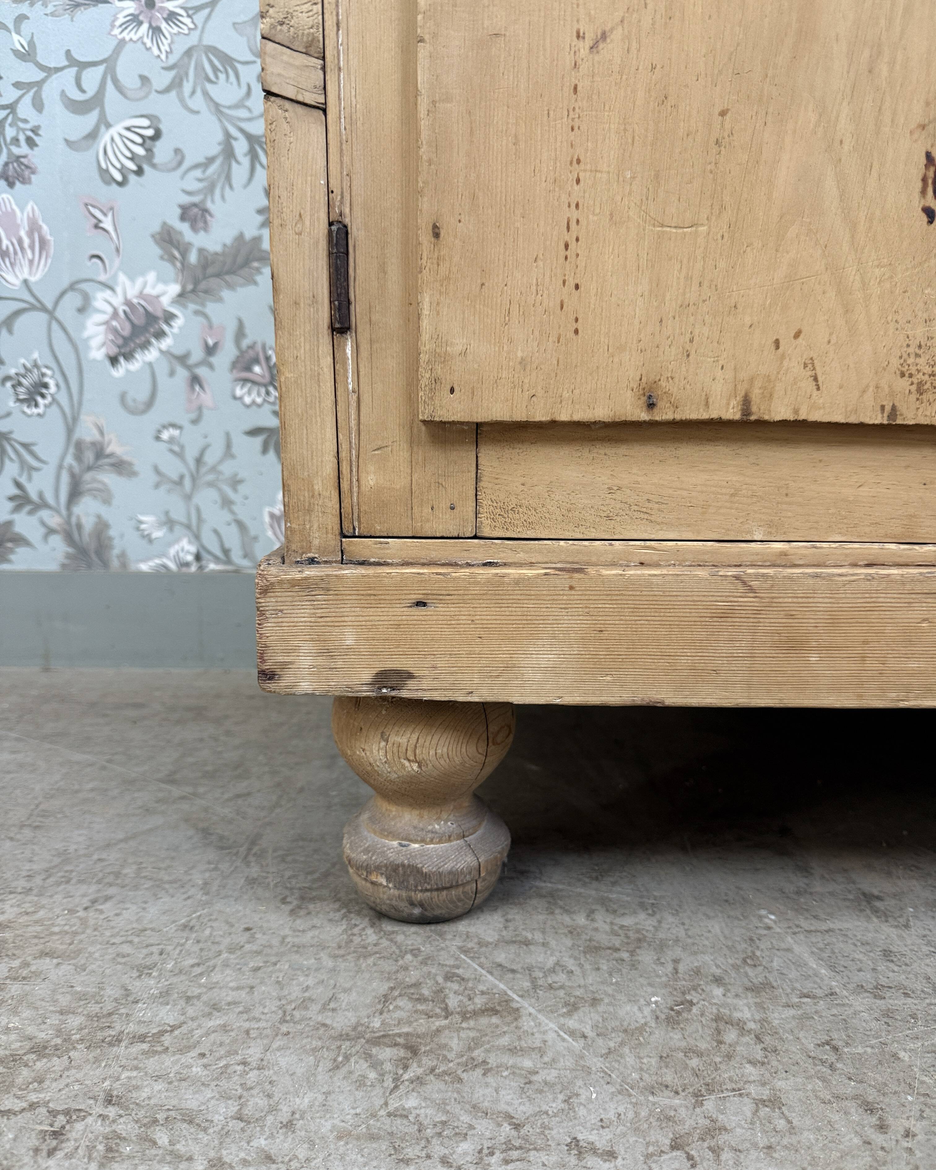 Antique English two-body buffet in solid pine (renovated)