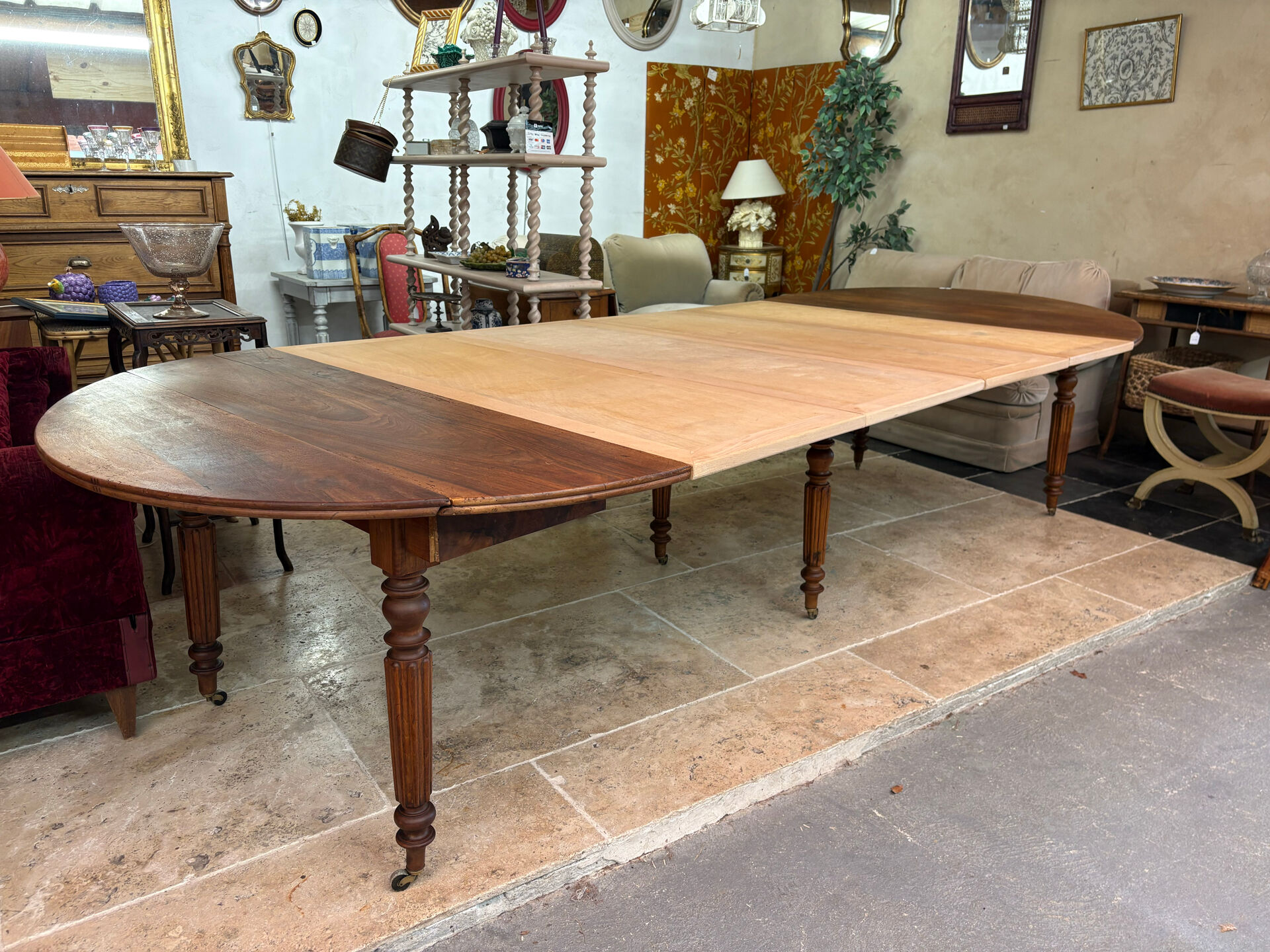 Extendable dining table