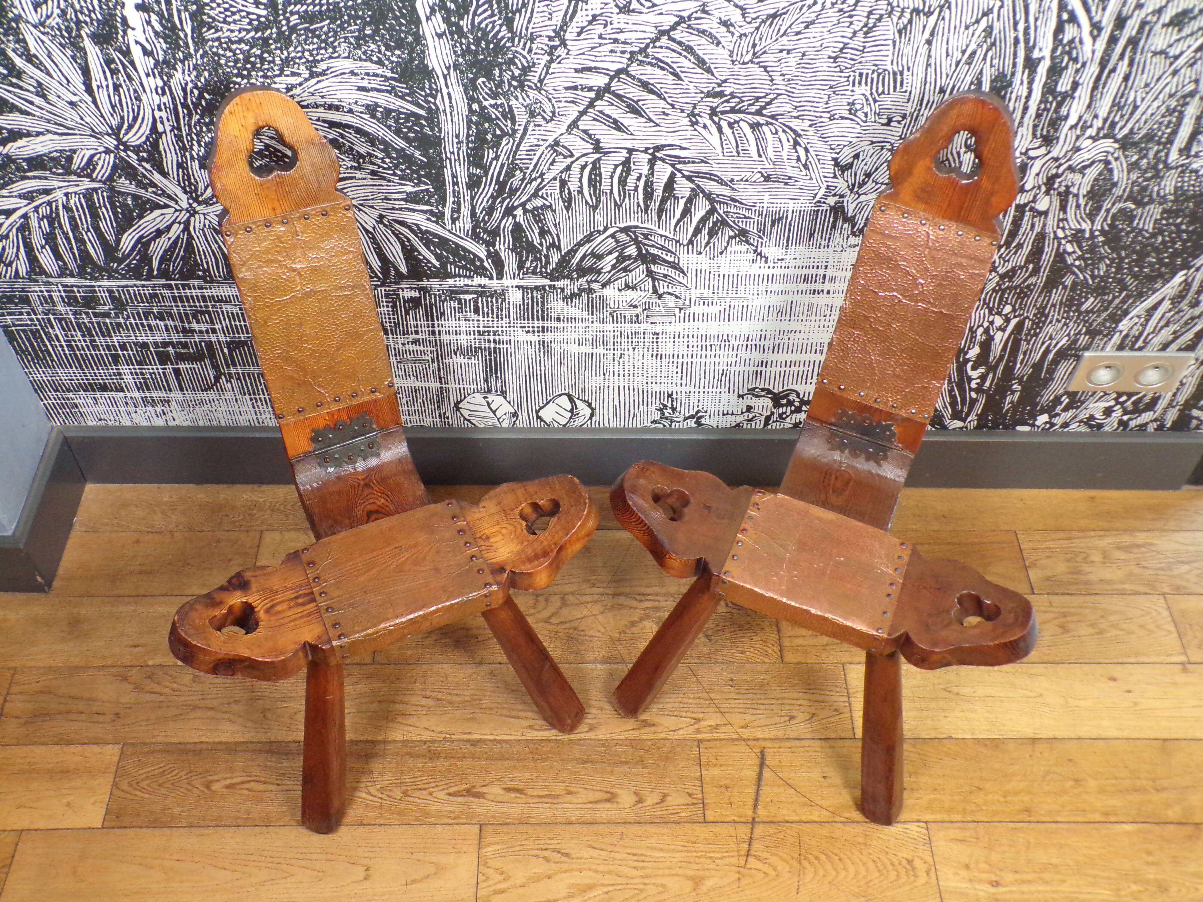 Pair of tripod mountain chairs