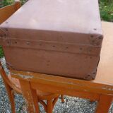 Valise verte en carton