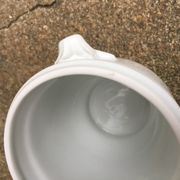 Cache pot moutardier ou saucière en porcelaine blanche