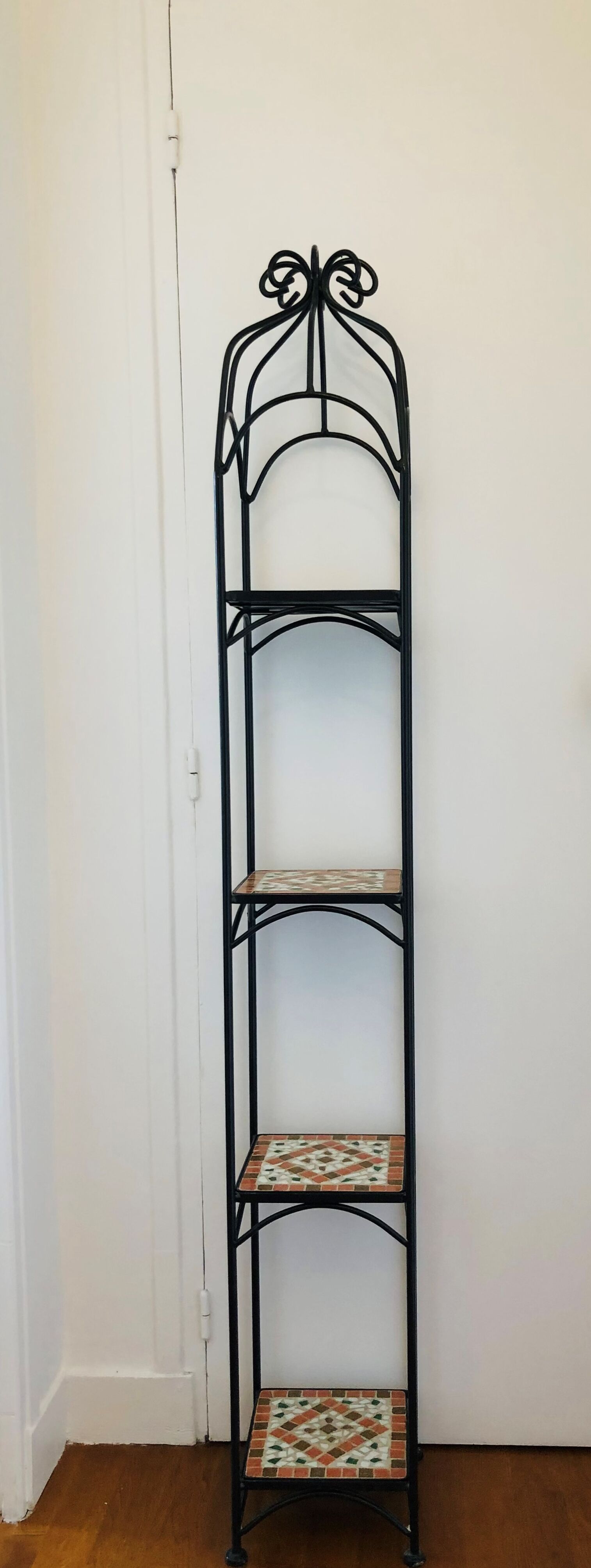 Etagère en fer forgé et mosaïque