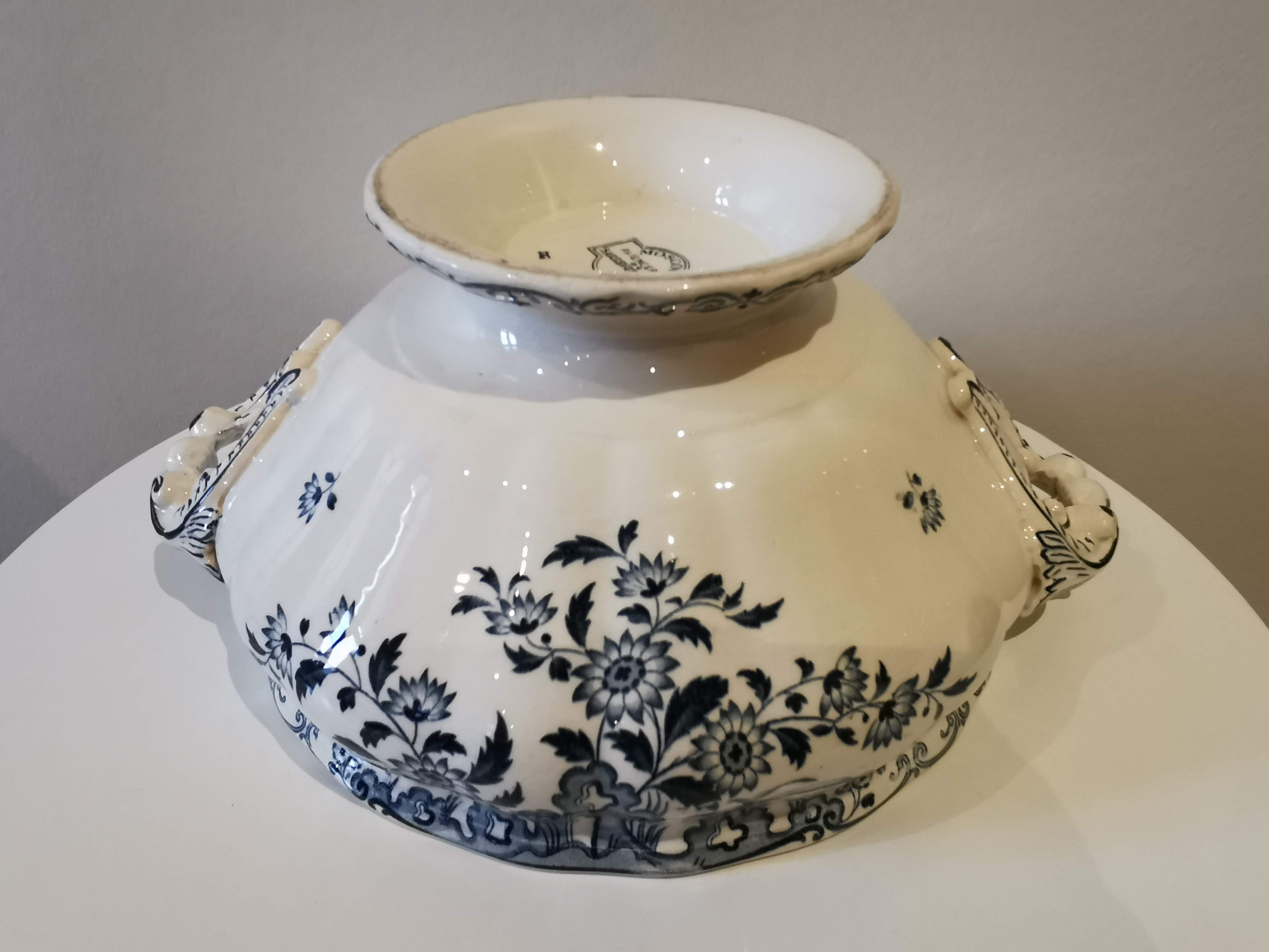 Soup pot Sarreguemines late nineteenth early twentieth century