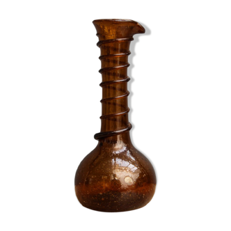 Vase -fiole en verre soufflé ambré