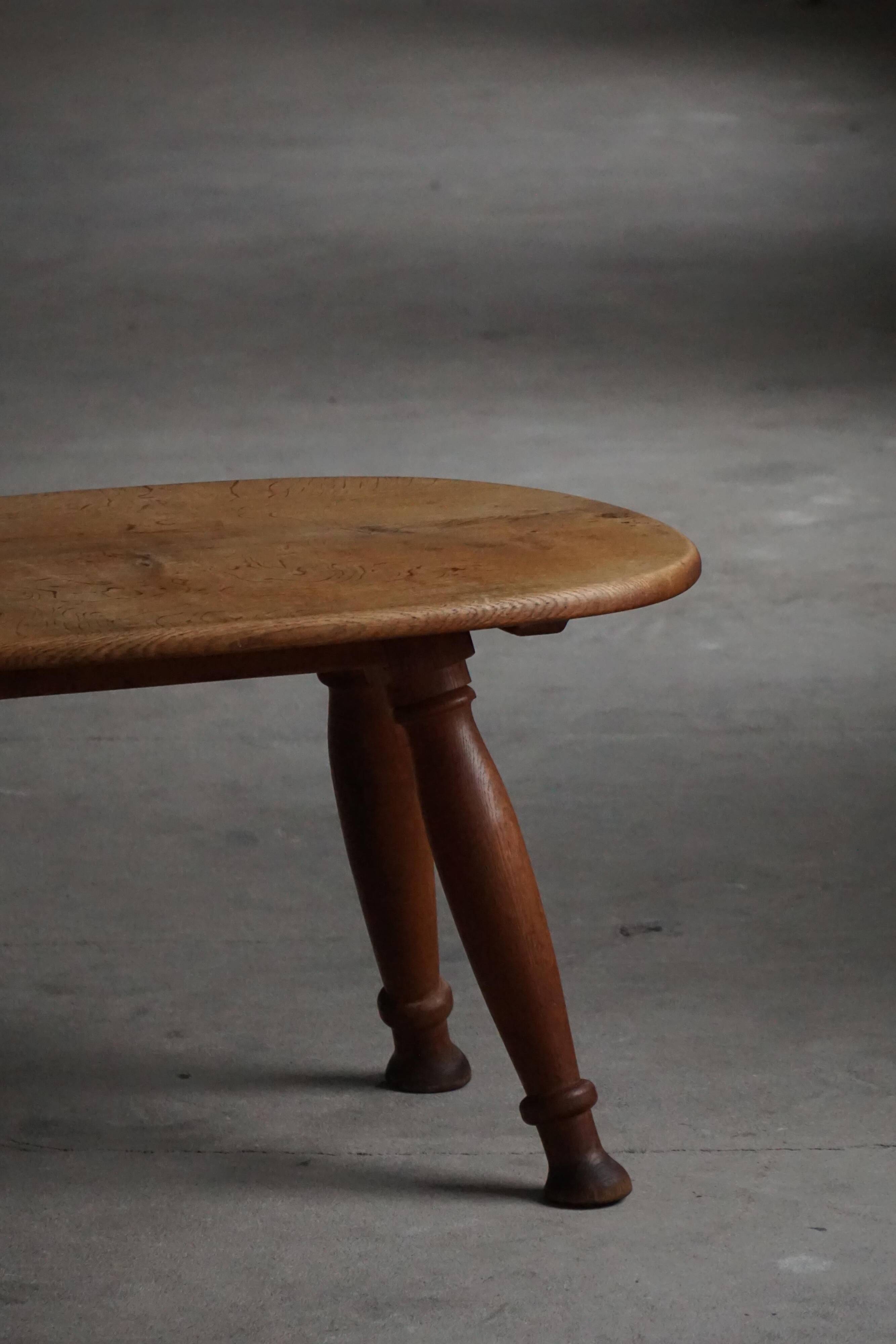 Mid-20th century Danish coffee table / side table in oak, Otto Færge, 1940s.