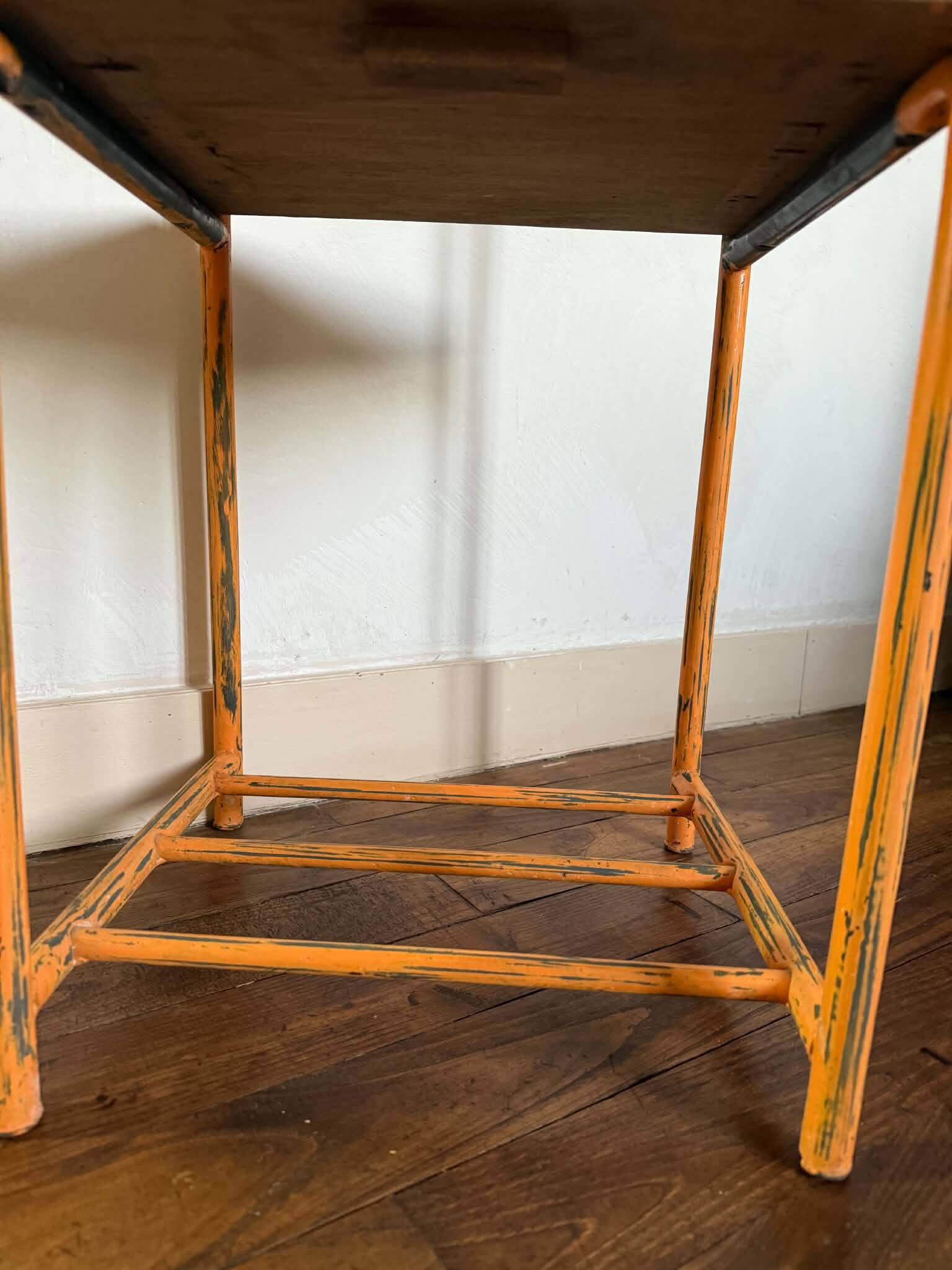 Table de chevet/ chevet d'internat en métal et bois