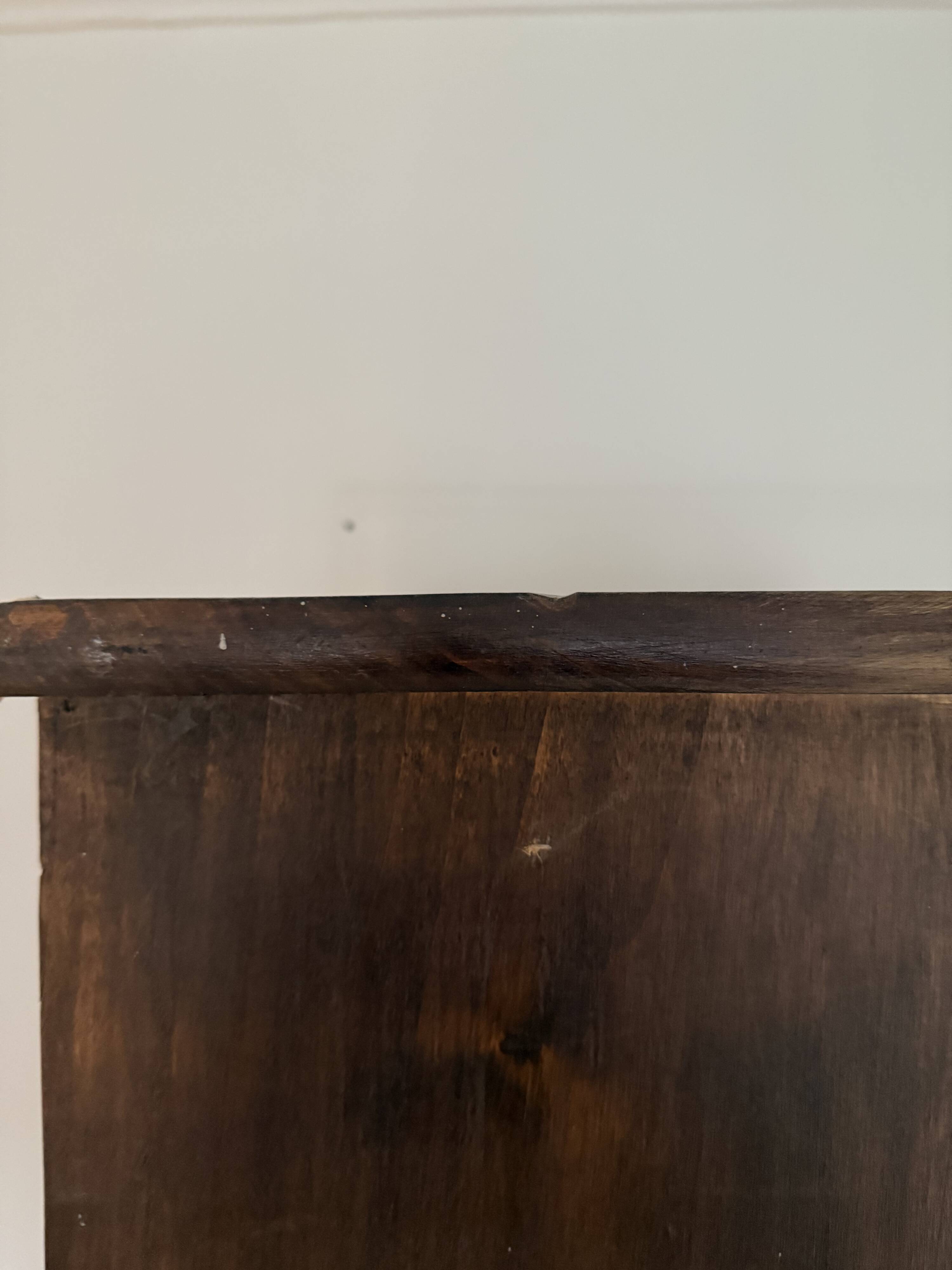 Notary desk with blue flaps, also known as a card index.
