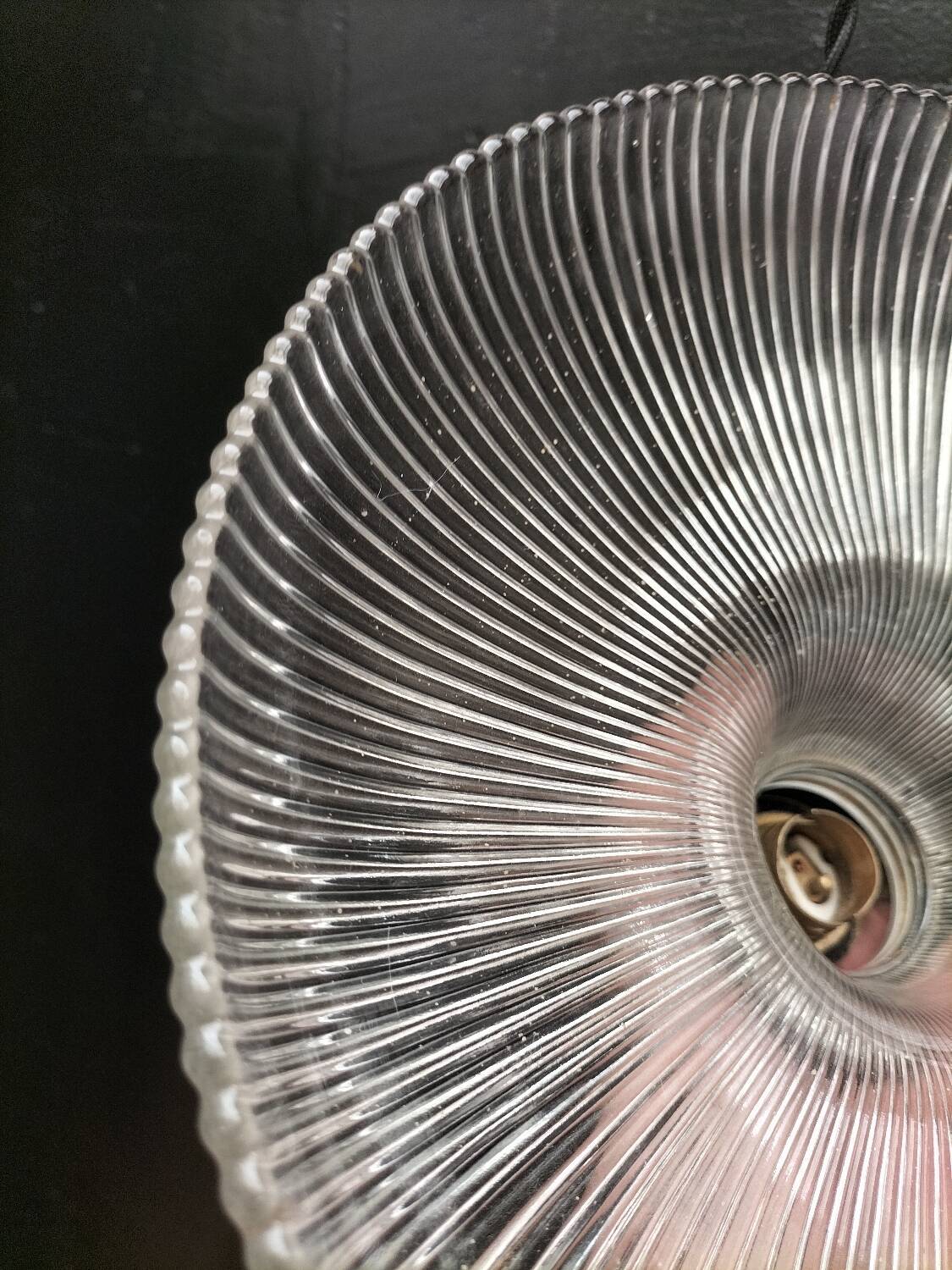 Holophane glass suspension