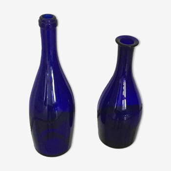 Série de deux bouteilles en verre bleu