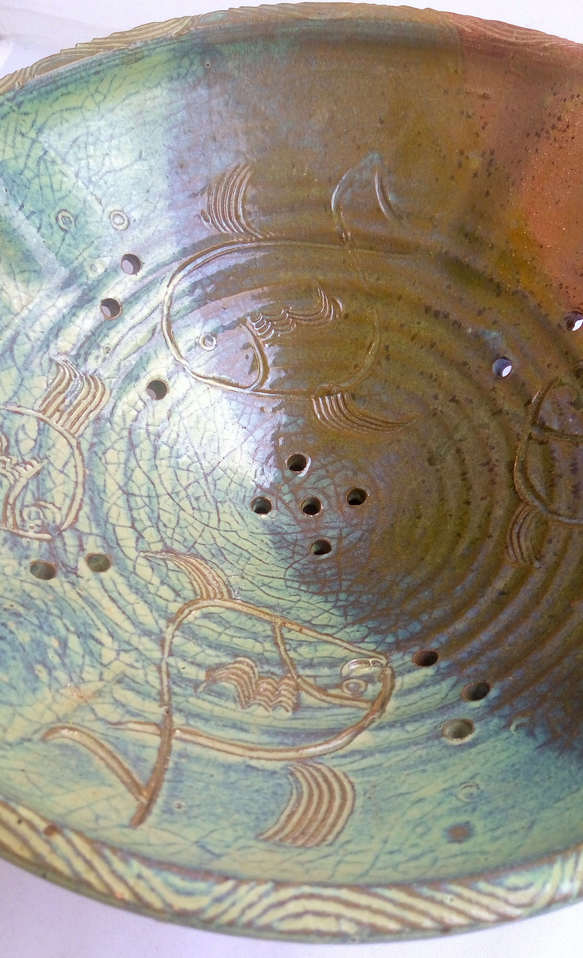 Plat égouttoir aux poissons émaillé bleu et marron